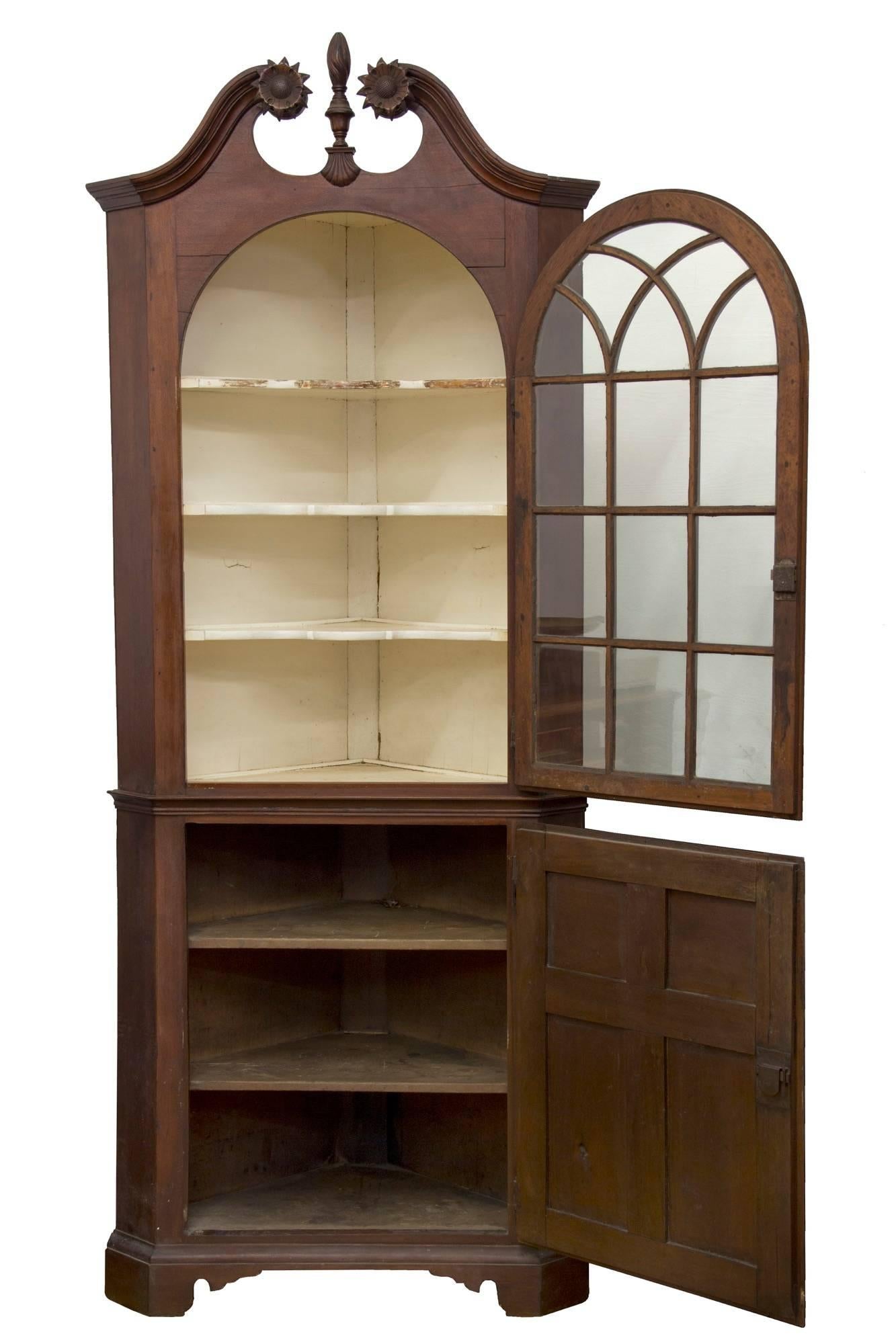 Rare Early Chippendale Walnut Corner Cupboard, Lancaster County, PA, circa 1740 In Excellent Condition In Providence, RI