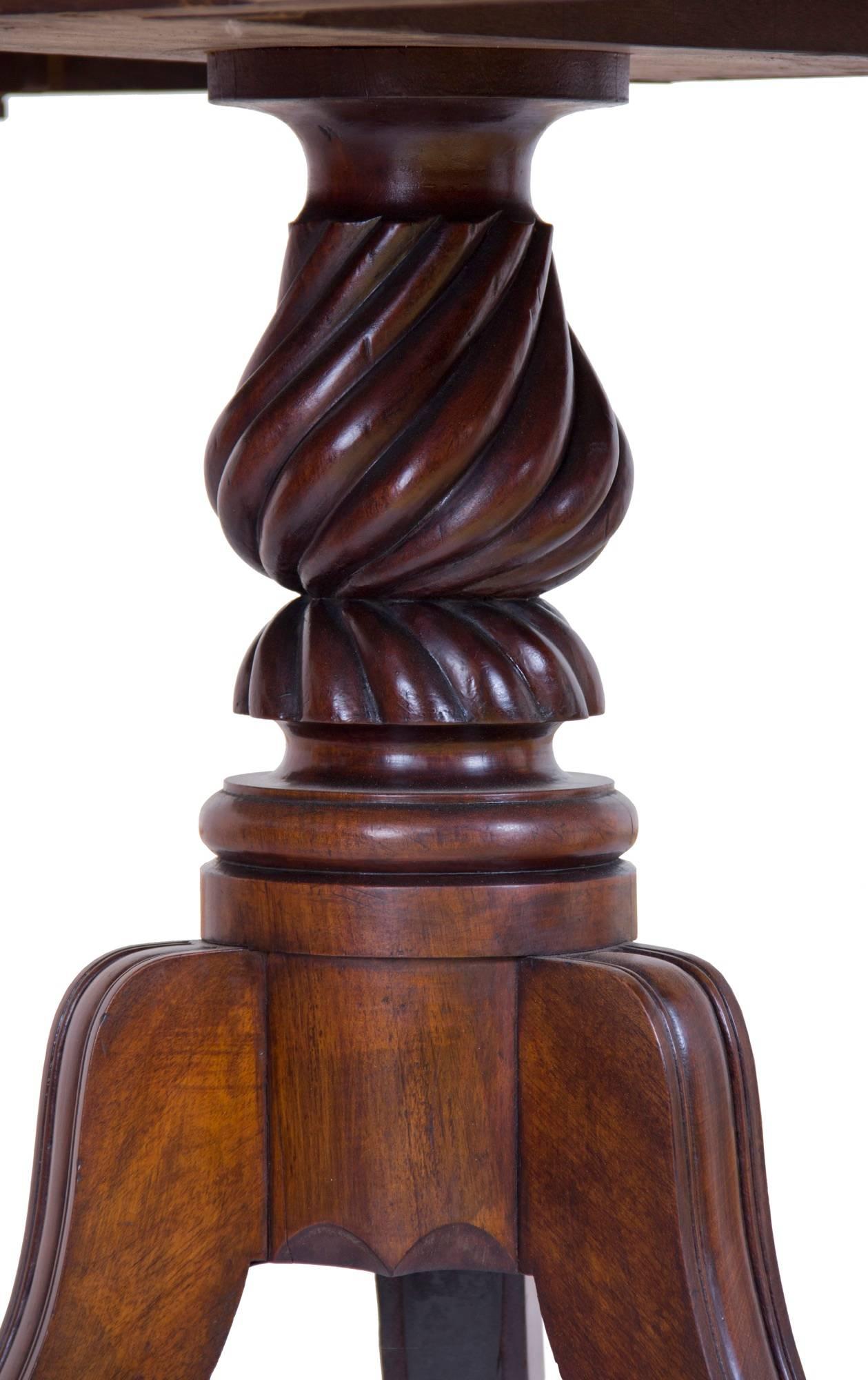 American Classical Classical Mahogany Drop-Leaf Table, Probably Boston, circa 1820 For Sale