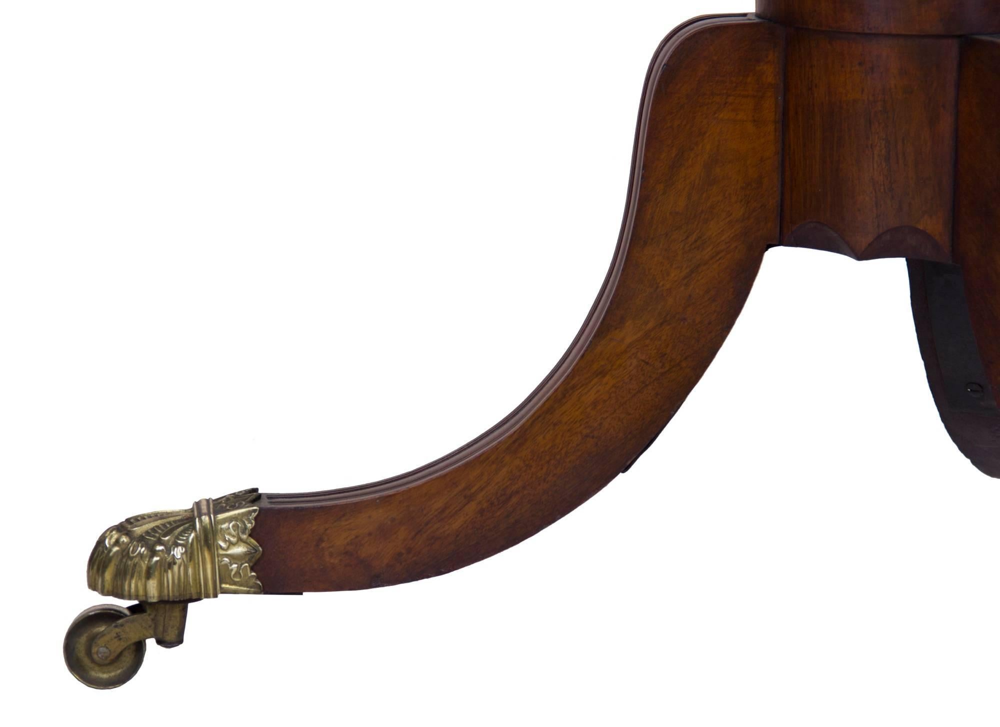 American Classical Mahogany Drop-Leaf Table, Probably Boston, circa 1820 For Sale