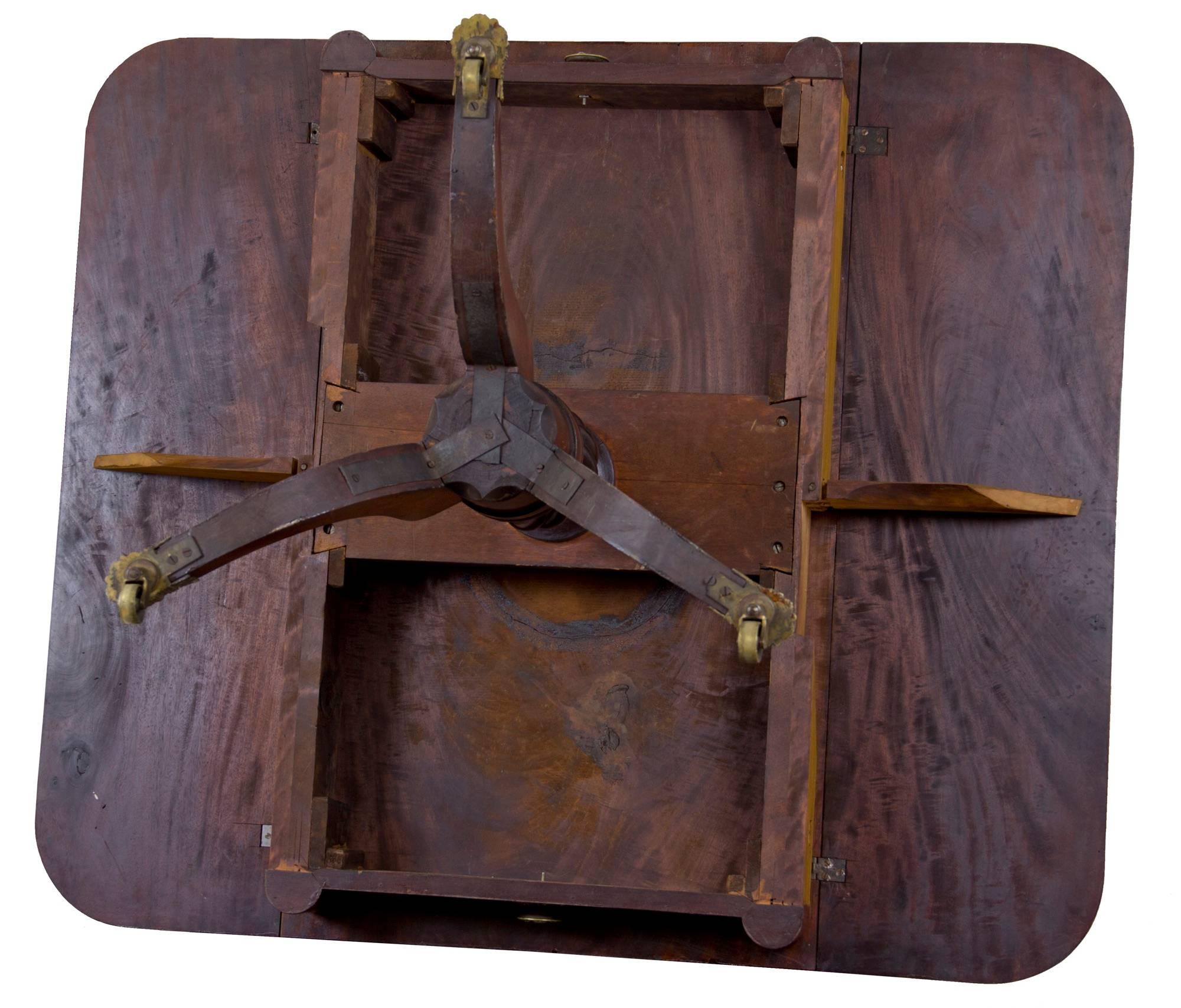 Classical Mahogany Drop-Leaf Table, Probably Boston, circa 1820 In Excellent Condition For Sale In Providence, RI