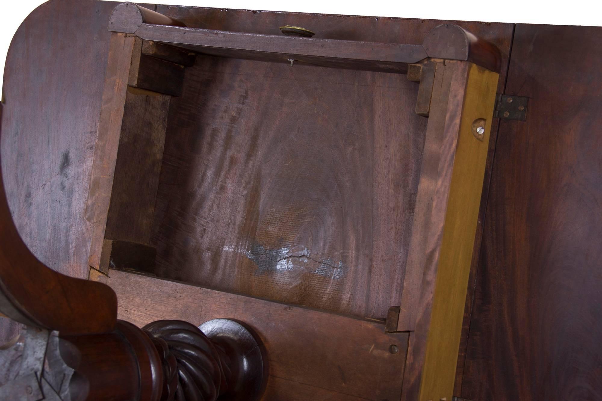 19th Century Classical Mahogany Drop-Leaf Table, Probably Boston, circa 1820 For Sale