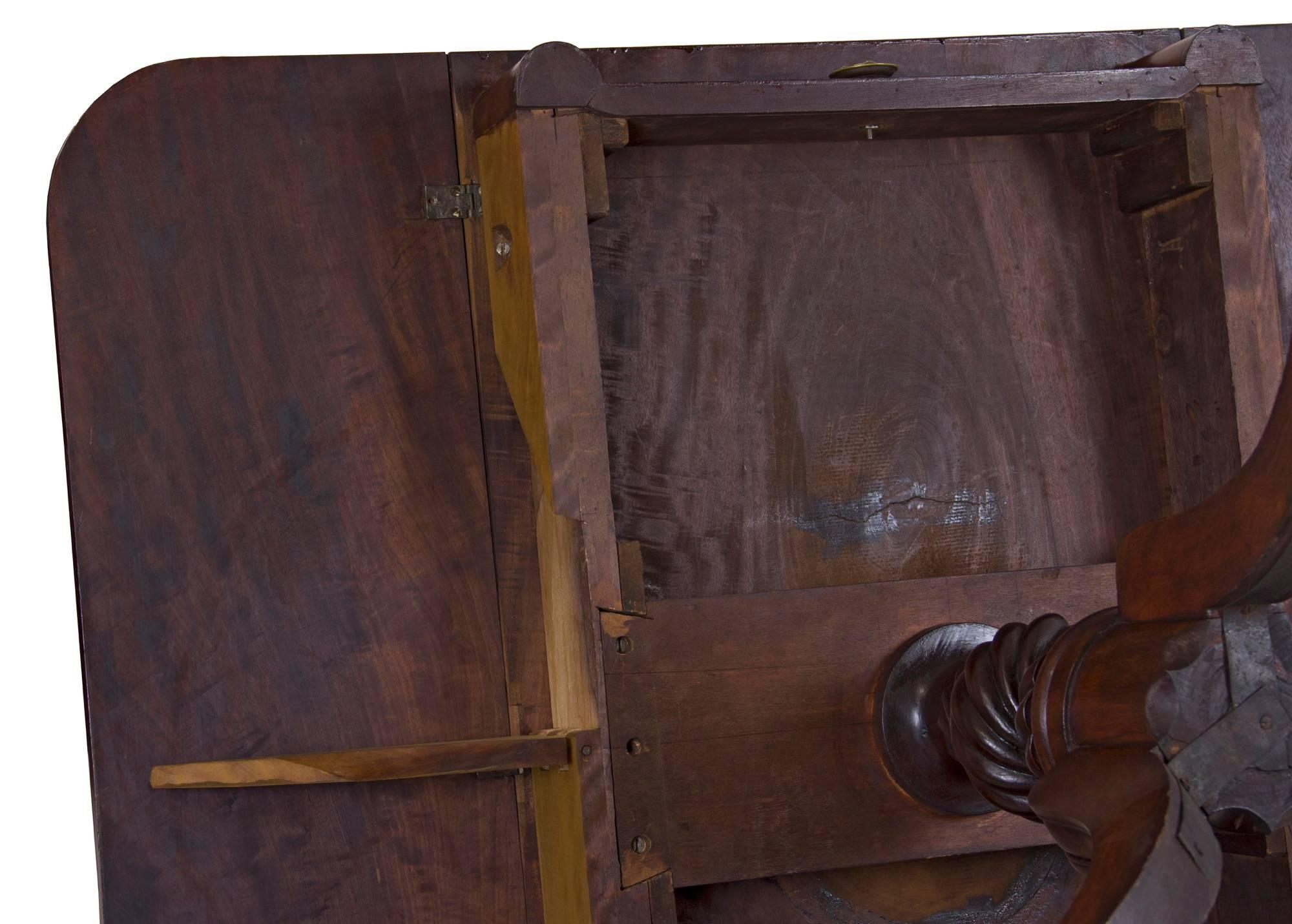 Classical Mahogany Drop-Leaf Table, Probably Boston, circa 1820 For Sale 1