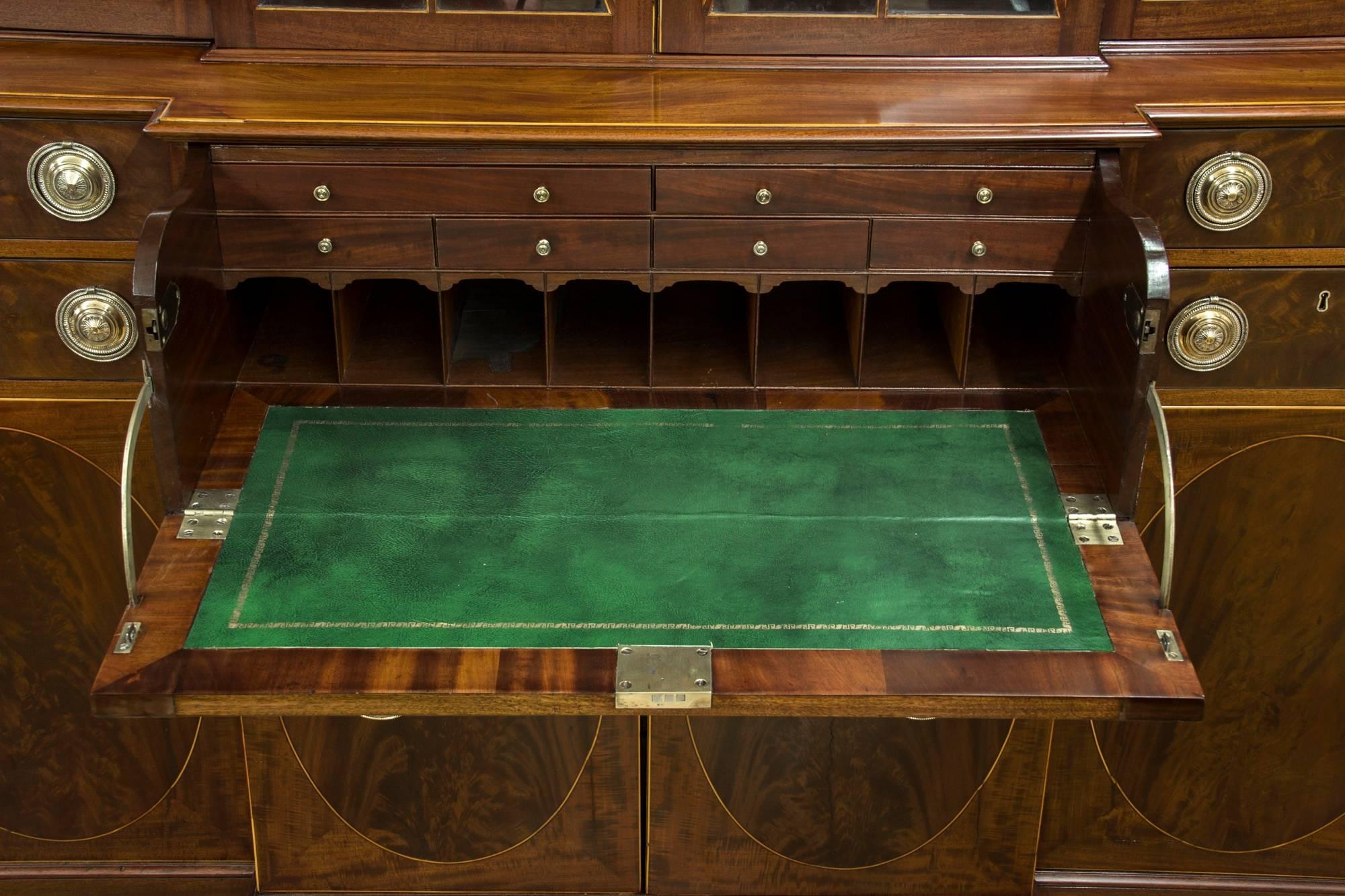 Fine Inlaid Mahogany Federal / Hepplewhite Breakfront, Rhode Island, circa 1800 im Zustand „Hervorragend“ im Angebot in Providence, RI
