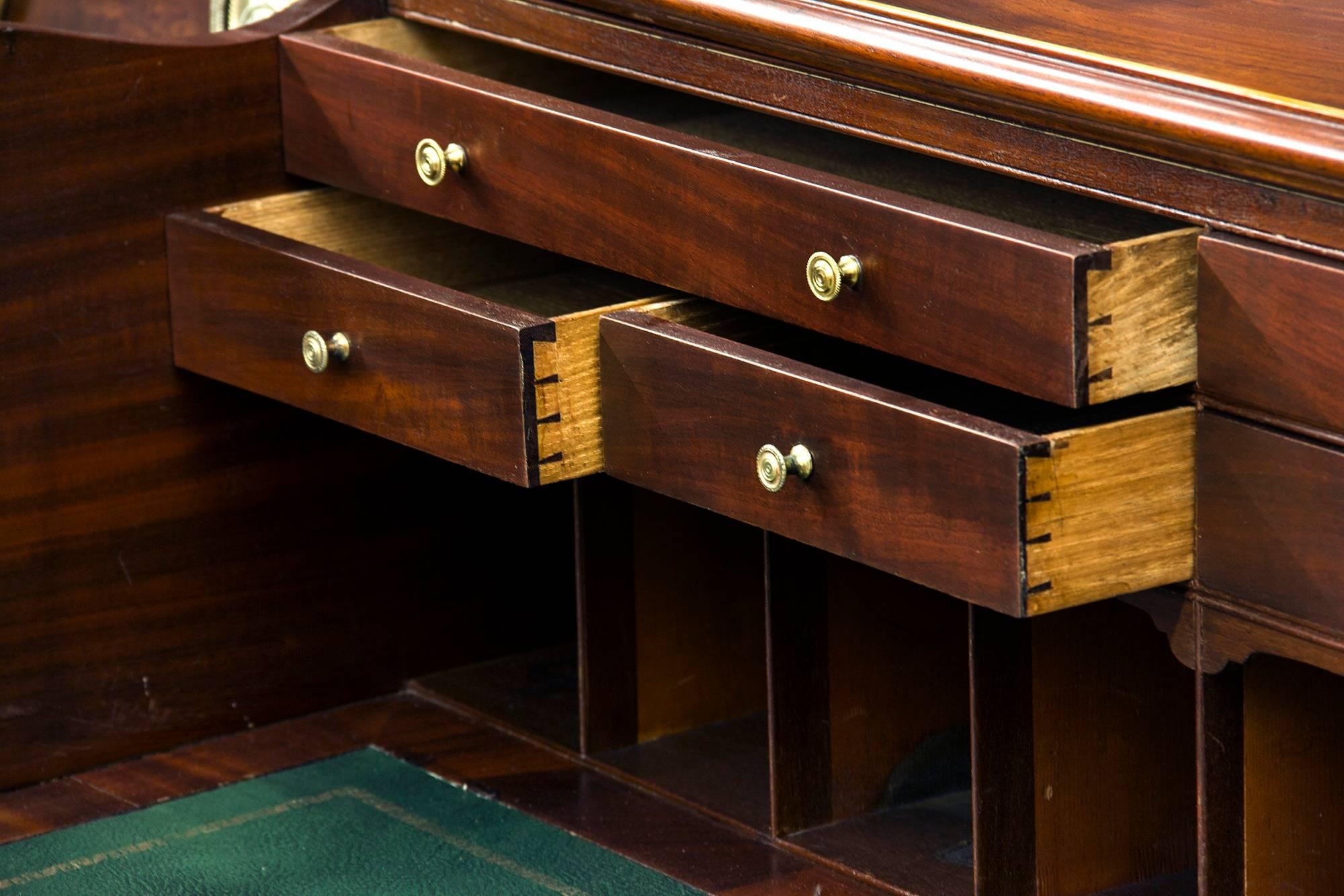Fine Inlaid Mahogany Federal / Hepplewhite Breakfront, Rhode Island, circa 1800 (Frühes 19. Jahrhundert) im Angebot