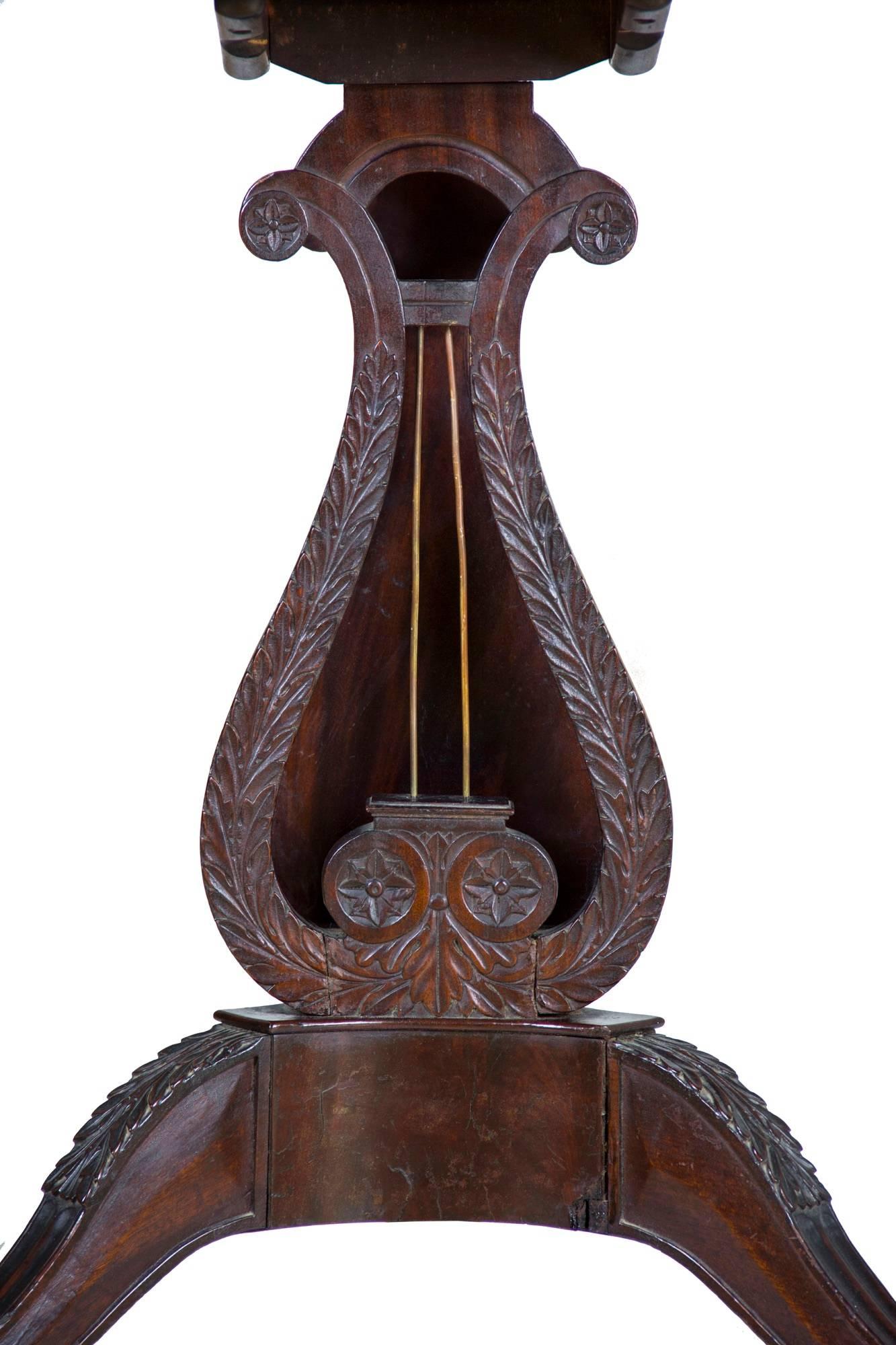 Early 19th Century Very Fine and Rare Classical Carved Mahogany Tilt-Top Table, circa 1810 For Sale