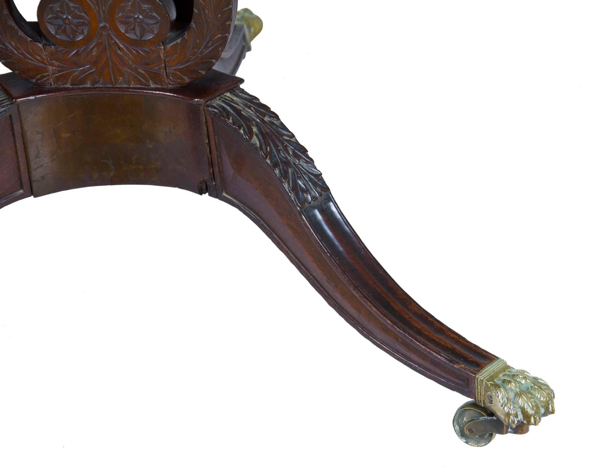 Very Fine and Rare Classical Carved Mahogany Tilt-Top Table, circa 1810 For Sale 1