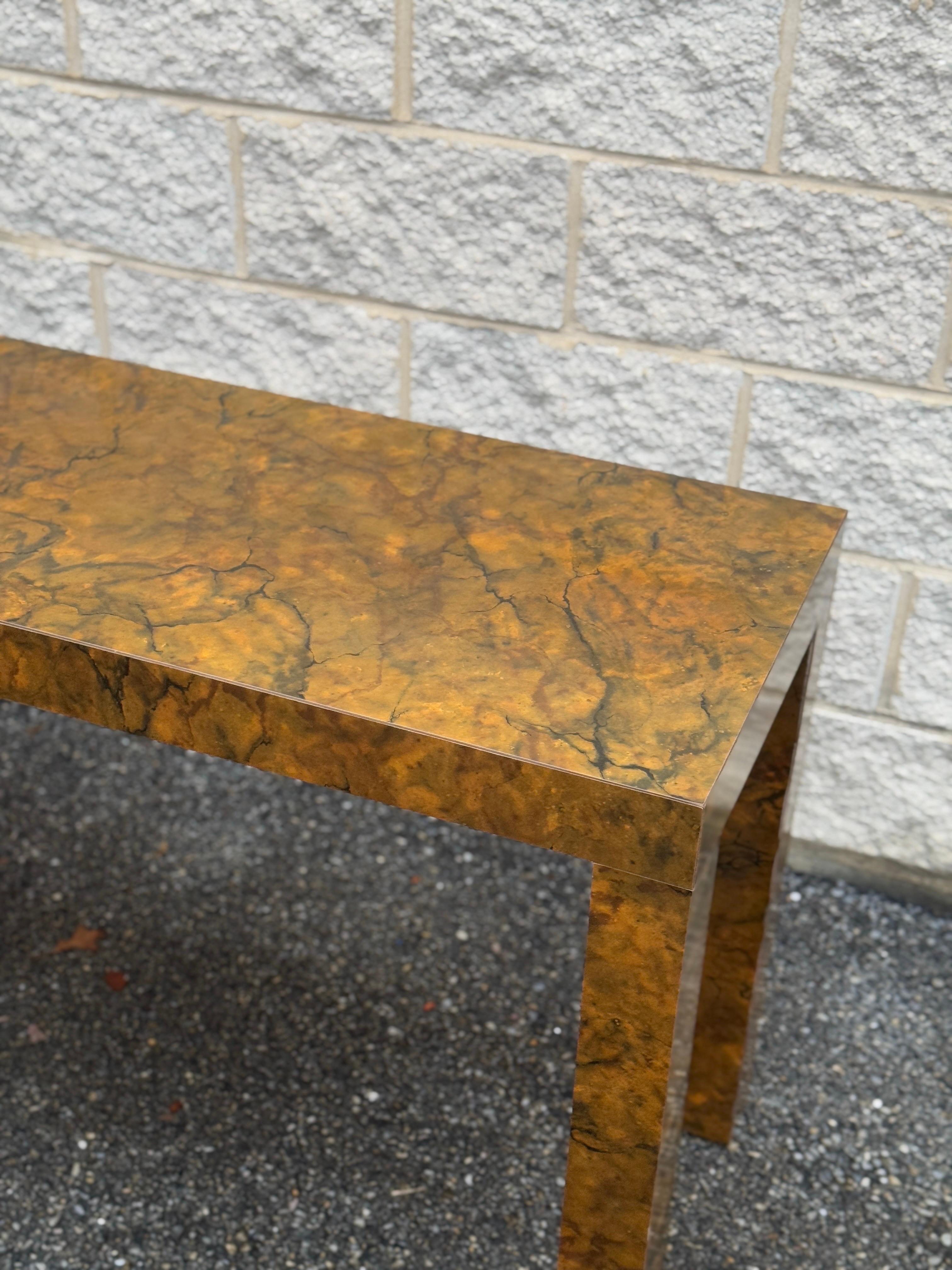 Mid-Century moderno Tavolo da console Parsons in laminato Burlwood del Mid Century Modern degli anni '70 in vendita