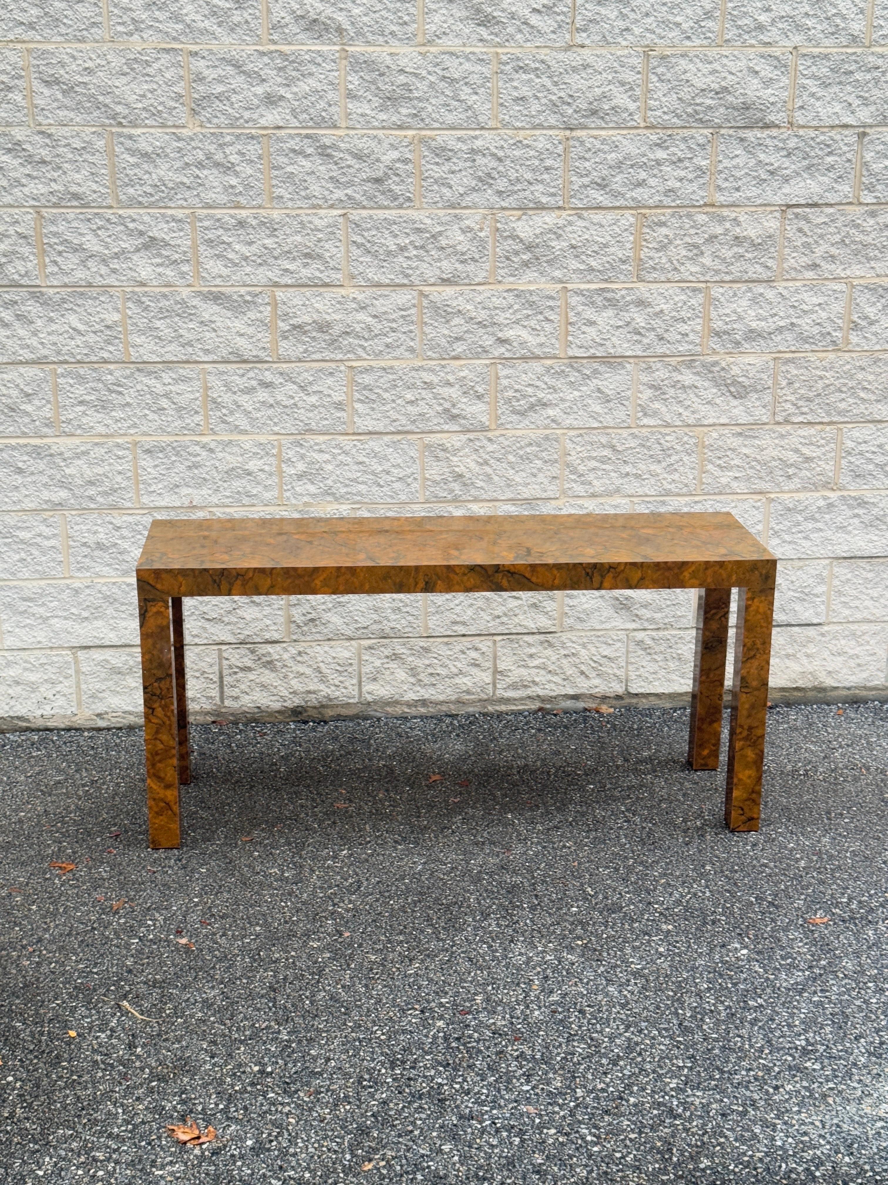 Nordamericano Tavolo da console Parsons in laminato Burlwood del Mid Century Modern degli anni '70 in vendita