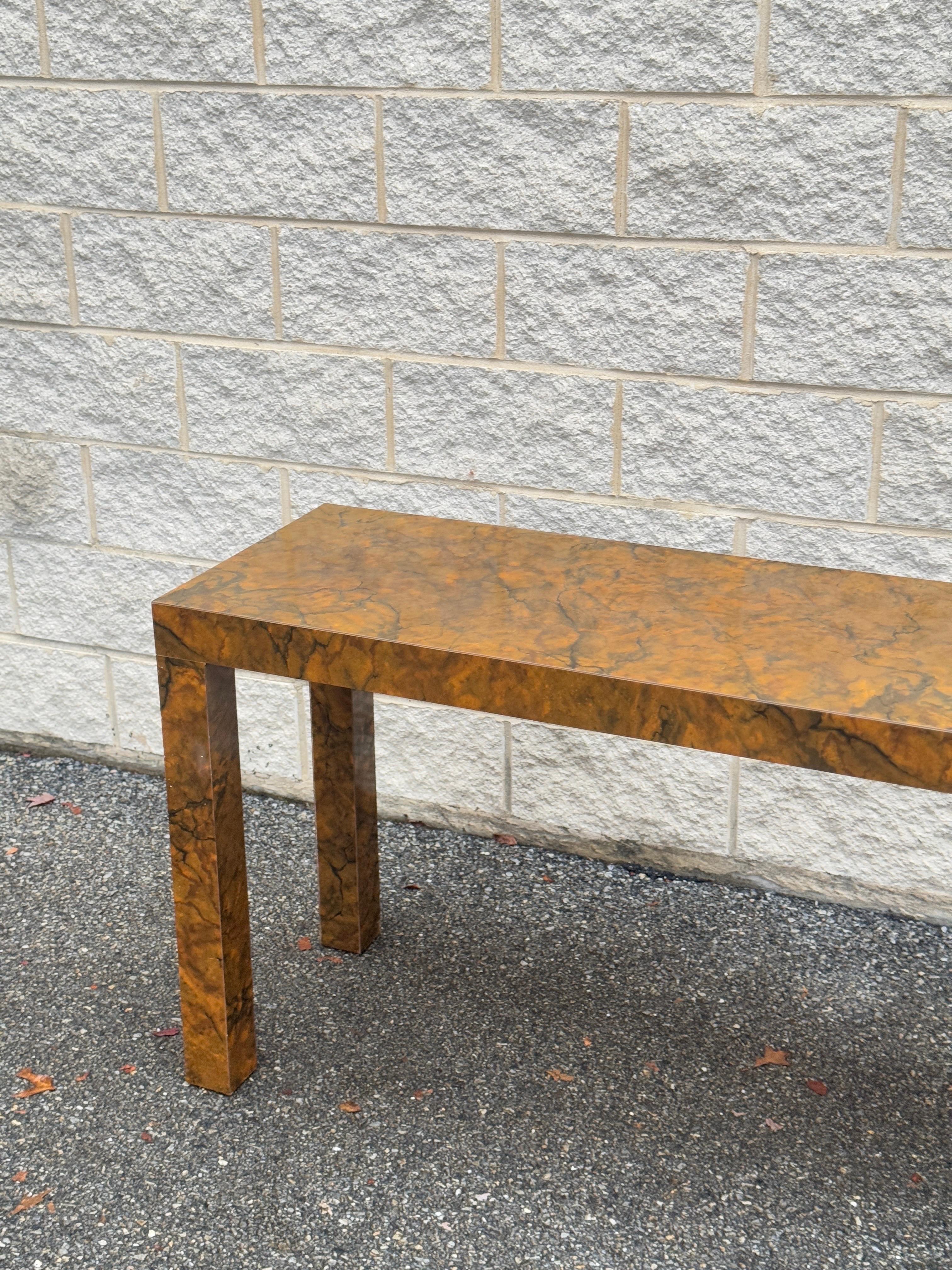 Tavolo da console Parsons in laminato Burlwood del Mid Century Modern degli anni '70 in vendita 2