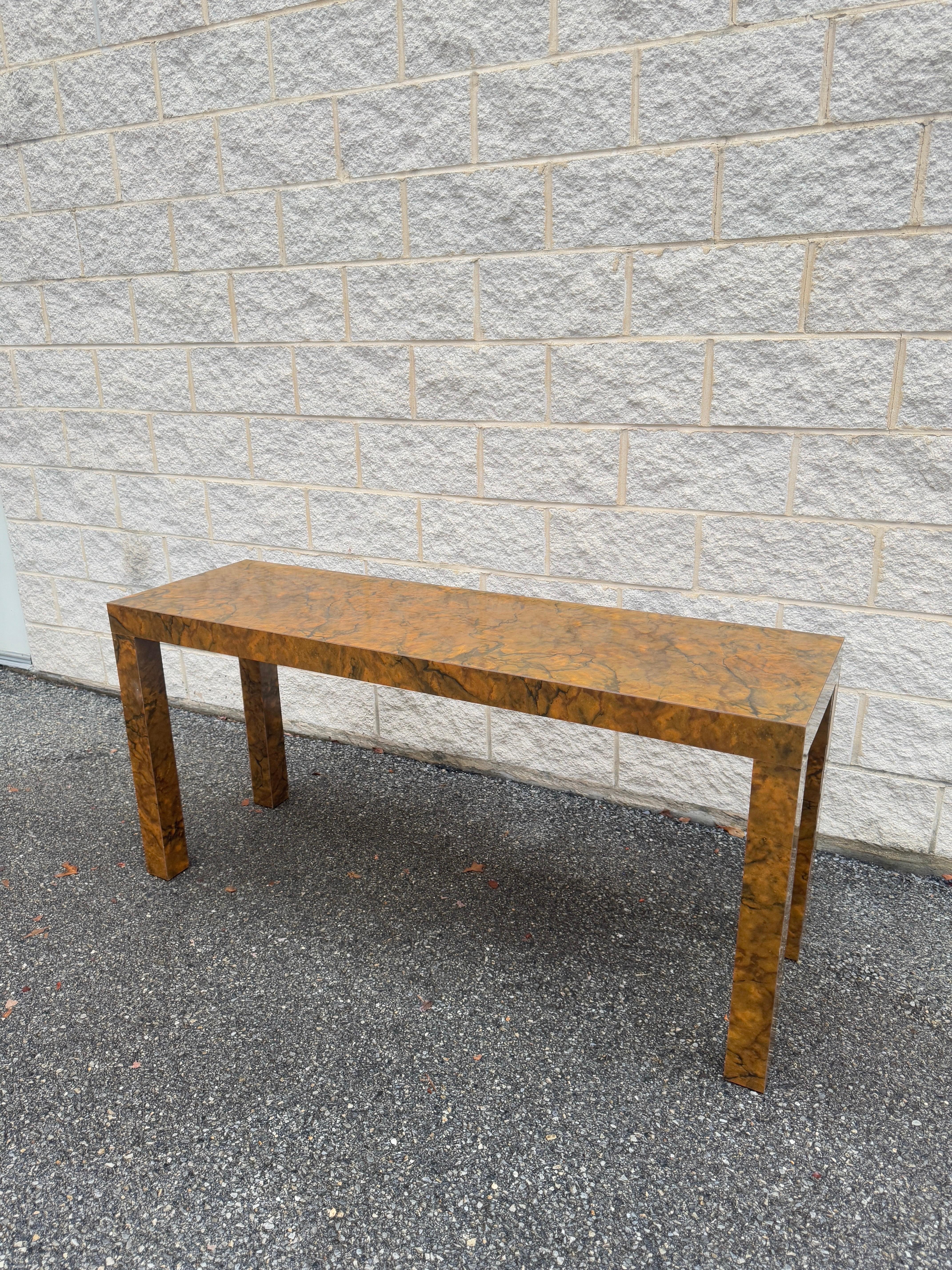 Tavolo da console Parsons in laminato Burlwood del Mid Century Modern degli anni '70 in vendita 1
