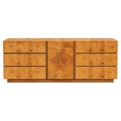 Credenza moderna di metà secolo di Lane Furniture. Cassa rivestita in radica riccamente figurata