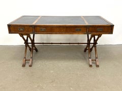 Escritorio vintage Brandt de estilo «Campaign» con base en X y detalles de latón