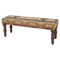 Banco tapizado de mediados del siglo XX con tela estilo kilim y patas de madera torneada