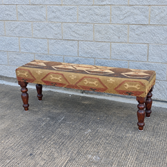 Banco tapizado de mediados del siglo XX con tela estilo kilim y patas de madera torneada
