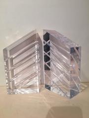 Coppia di fermalibri in lucite acrilica
