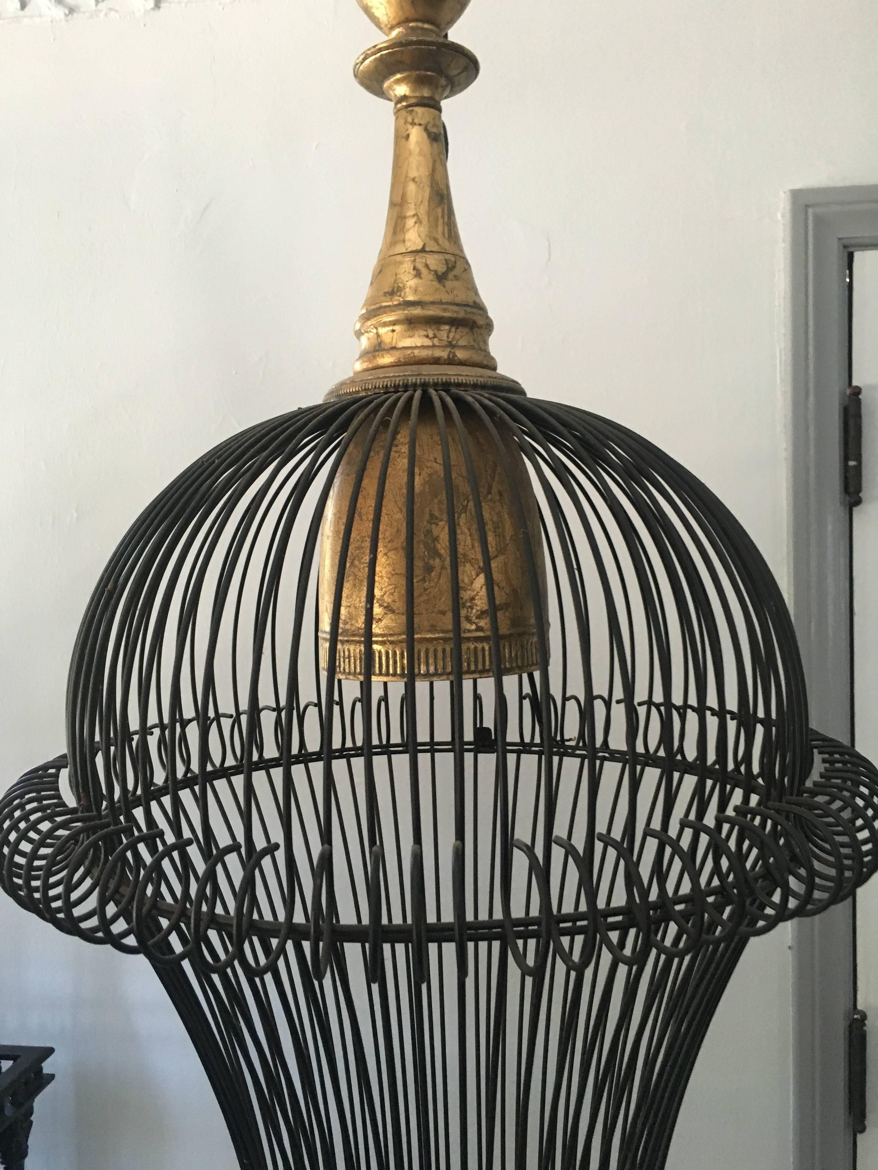 Bellissimo lampadario moderno in stile gabbia con dettagli in metallo dorato In condizioni buone in vendita a Los Angeles, CA