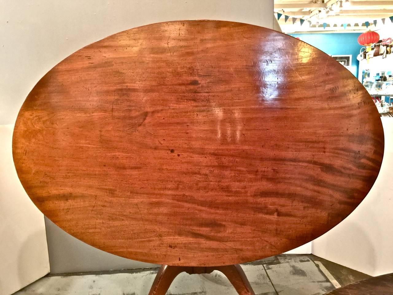 English Regency Mahogany Tilt-Top Breakfast Table, circa 1820-1830 In Excellent Condition In Los Angeles, CA