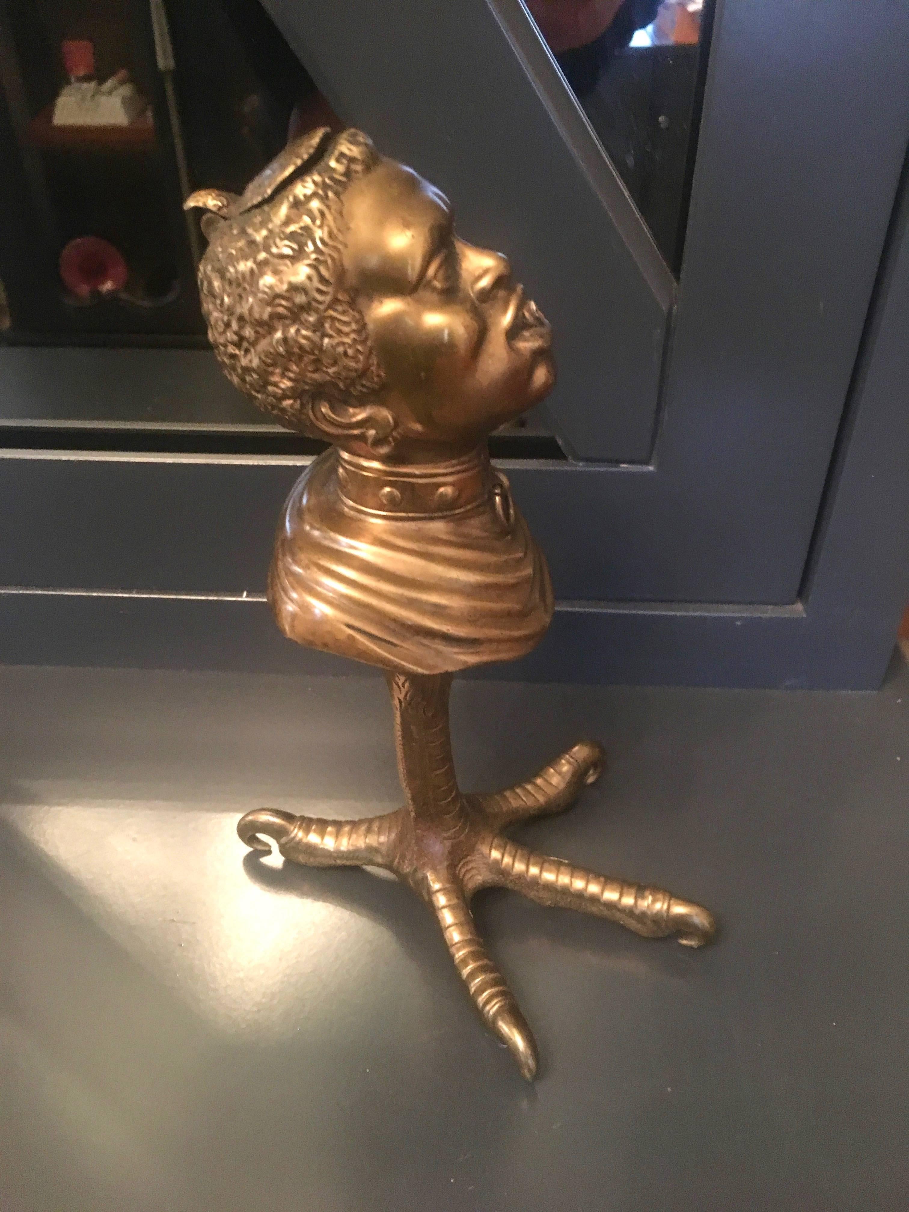 Art déco Rare allume-cigares français en bronze représentant une tête sur une griffe de coq en vente
