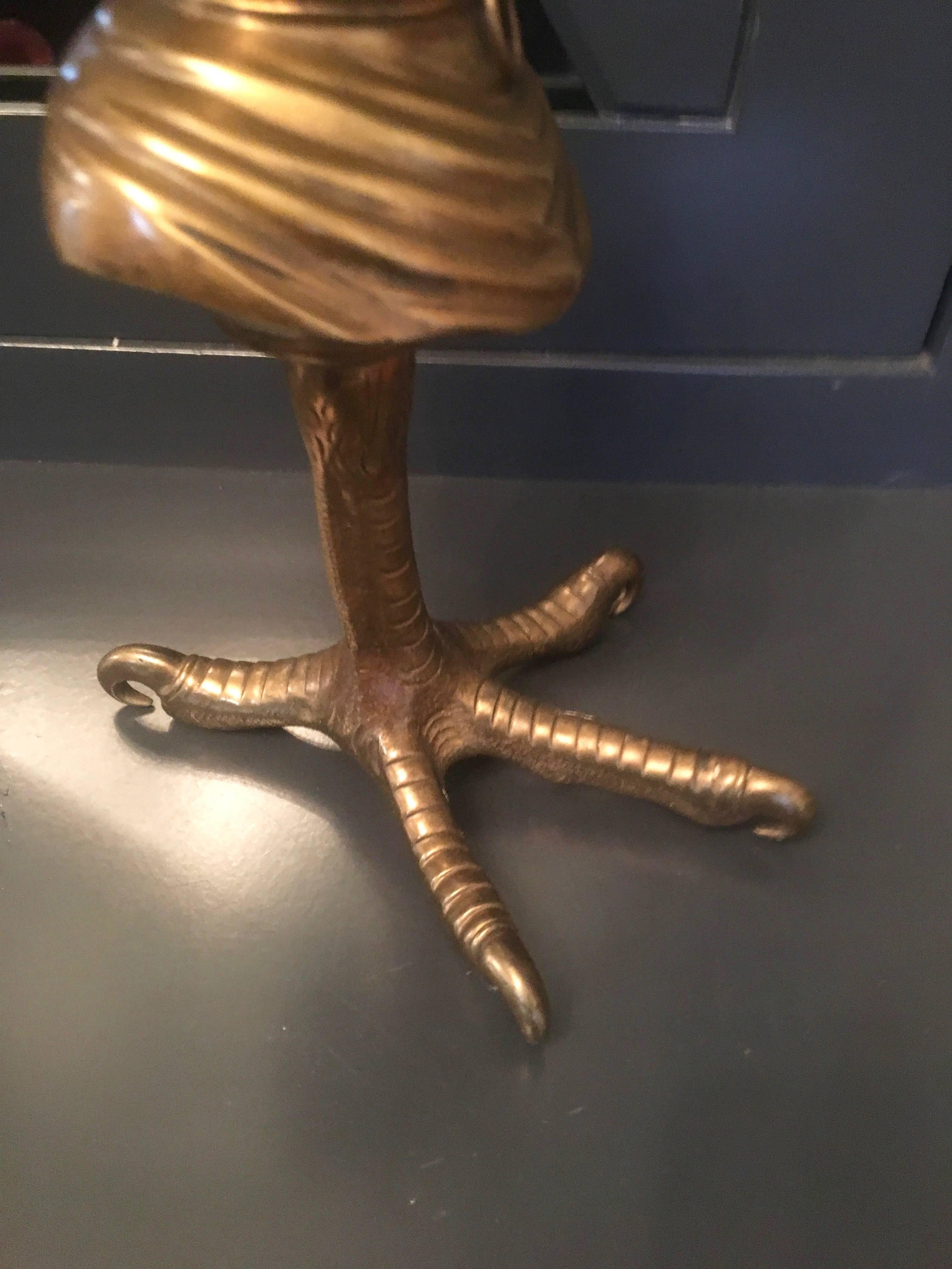 Fait main Rare allume-cigares français en bronze représentant une tête sur une griffe de coq en vente