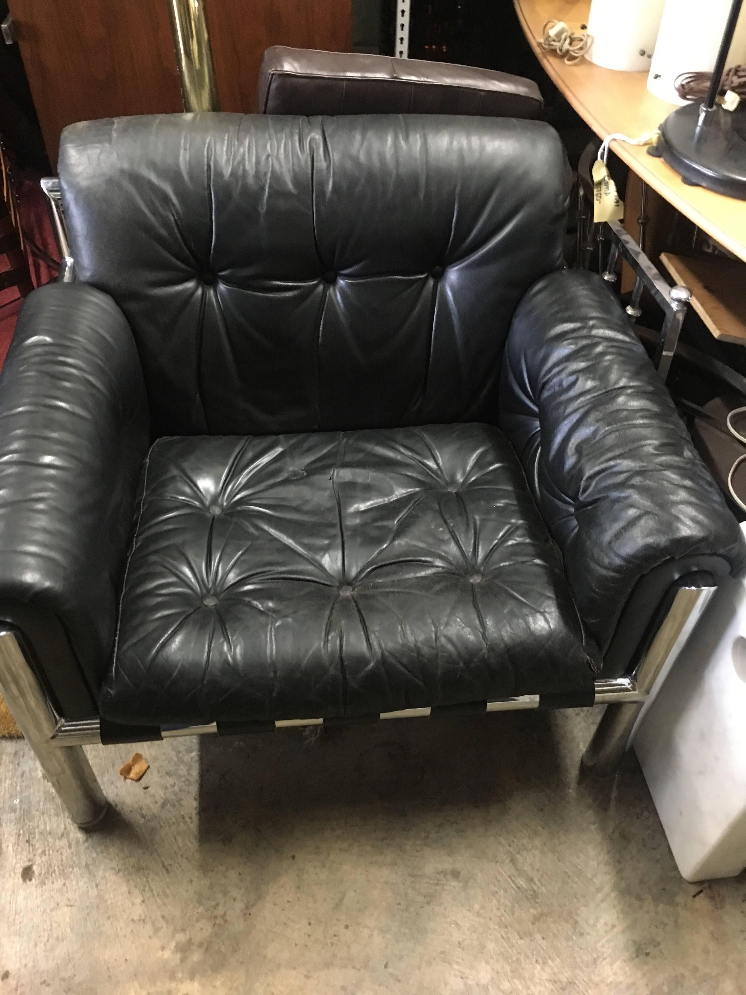 Pair of Leather and Chrome Lounge Chairs In Excellent Condition In Los Angeles, CA