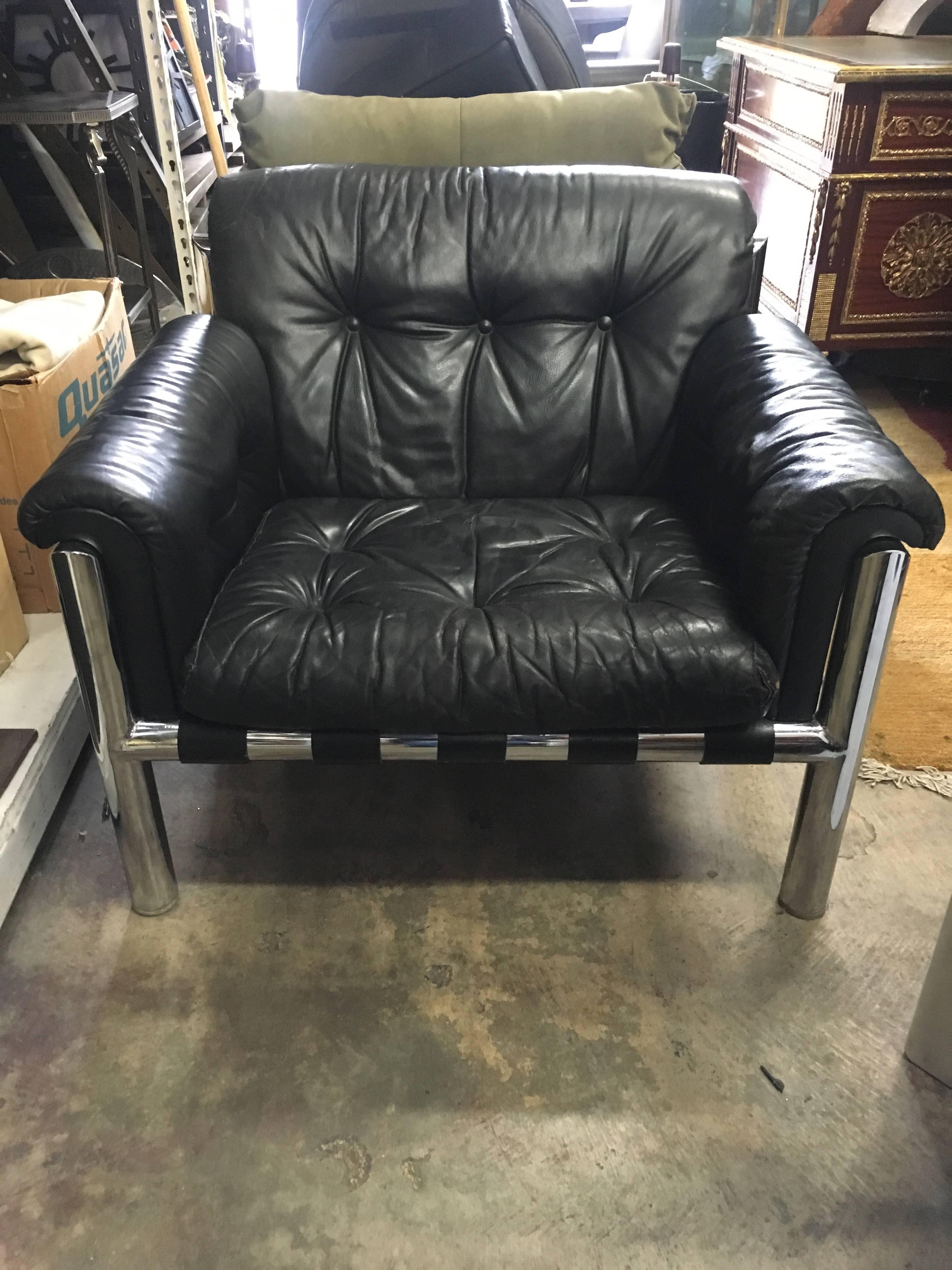 Pair of Leather and Chrome Lounge Chairs 1