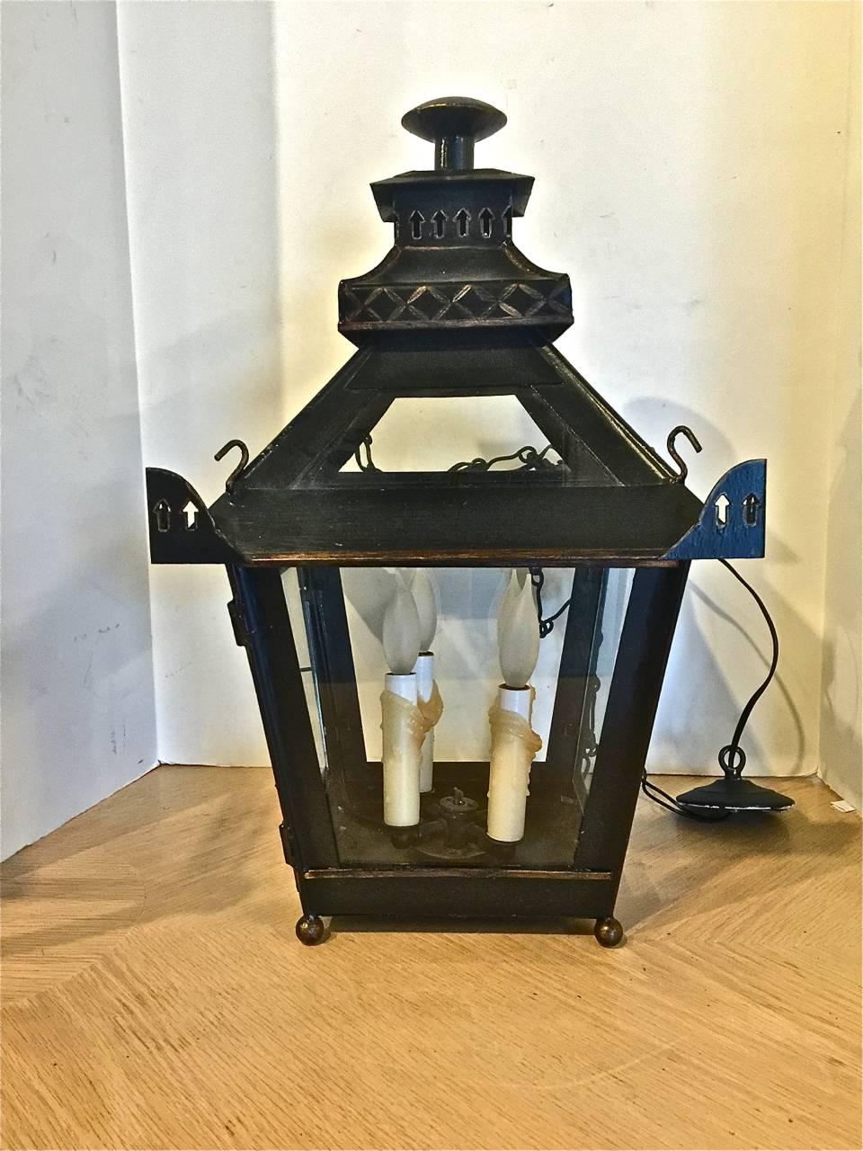 This is a charming pair of English Regency style chinoiserie lanterns in pagoda form. The lanterns date to the late 20th century and are in excellent condition. The lanterns feature electrical fittings of four candle lights and are suspended on