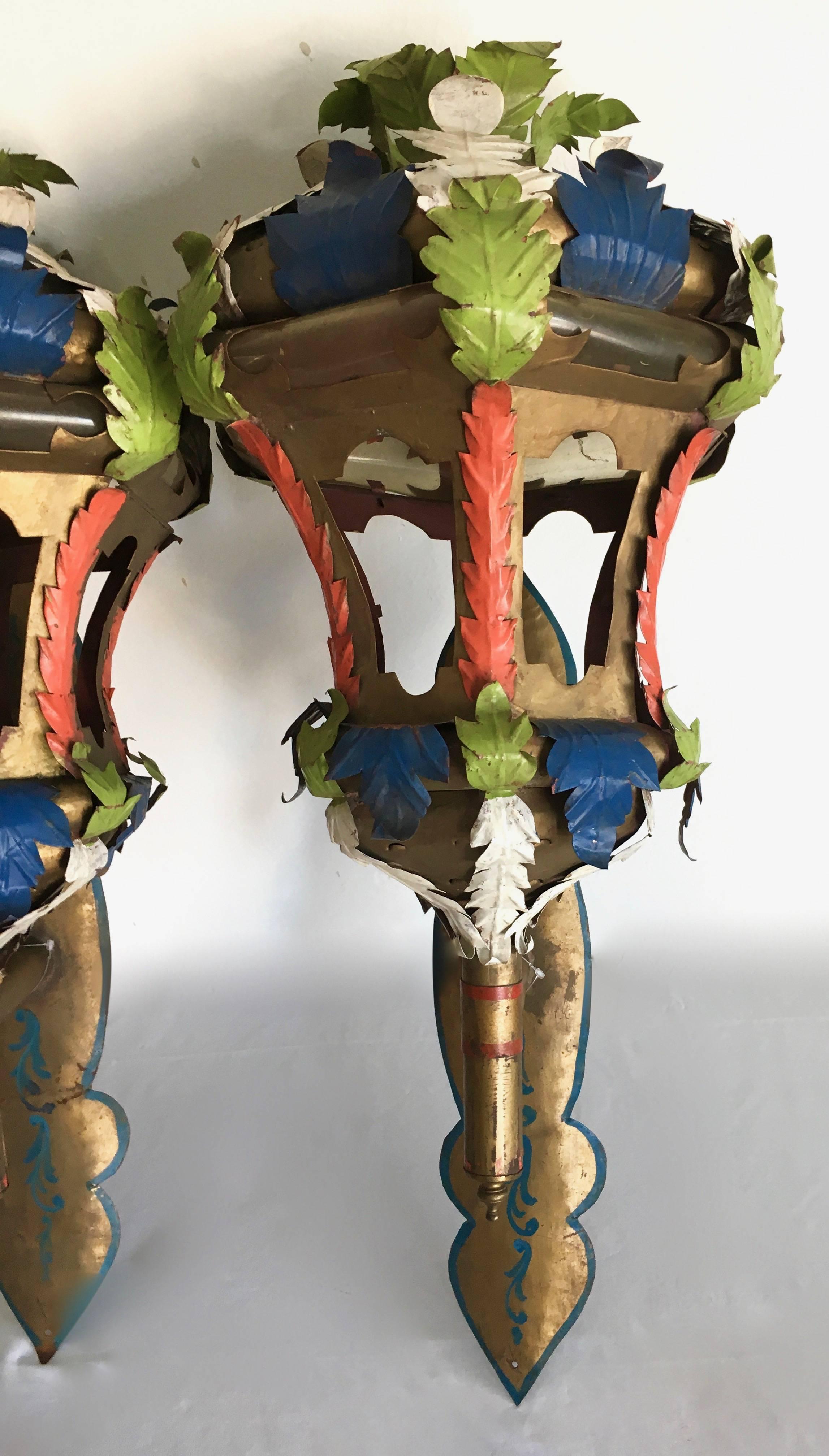 20th Century Pair of Painted Wall Sconce Lanterns in the Manner of Tony Duquette