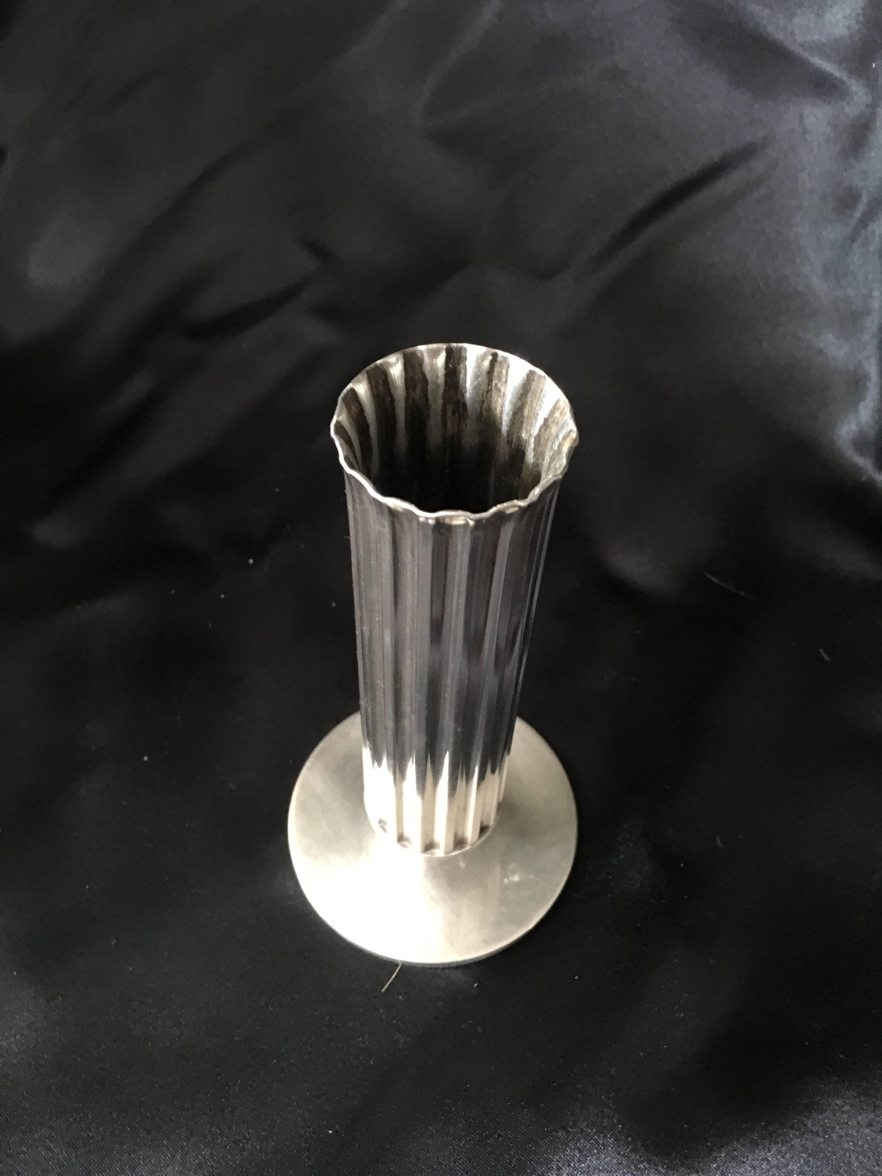 Silver plate ribbed bud vase 

Great for any desk, shelf or counter... a lovely and sophisticated bud vase that holds anywhere from a single stem to a small bouquet