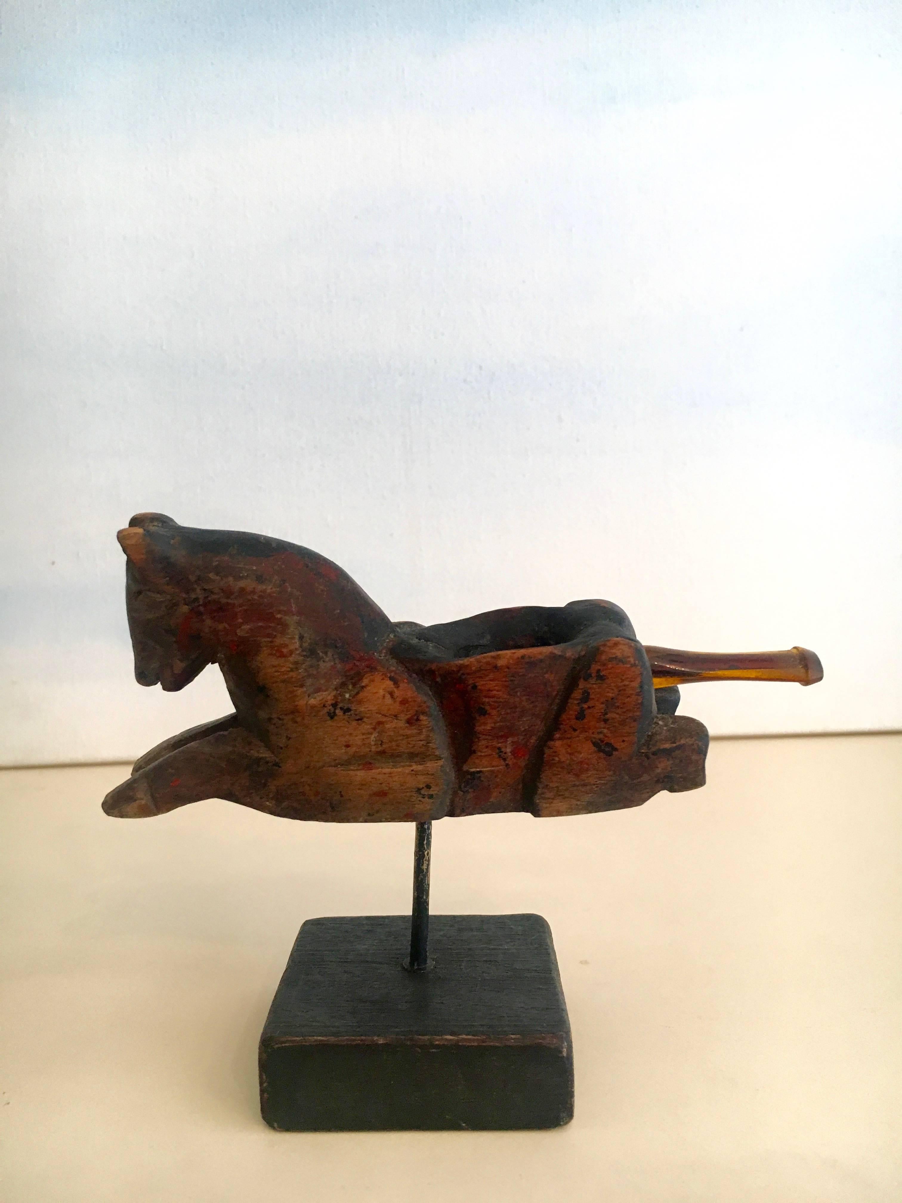 Pipe à cheval guatémaltèque en bois, entièrement fonctionnelle, sur pied. A utiliser comme pièce décorative ou à exposer comme œuvre d'art, prêt pour le tabac en liberté ou le 420. Quel est votre plaisir ?
 
