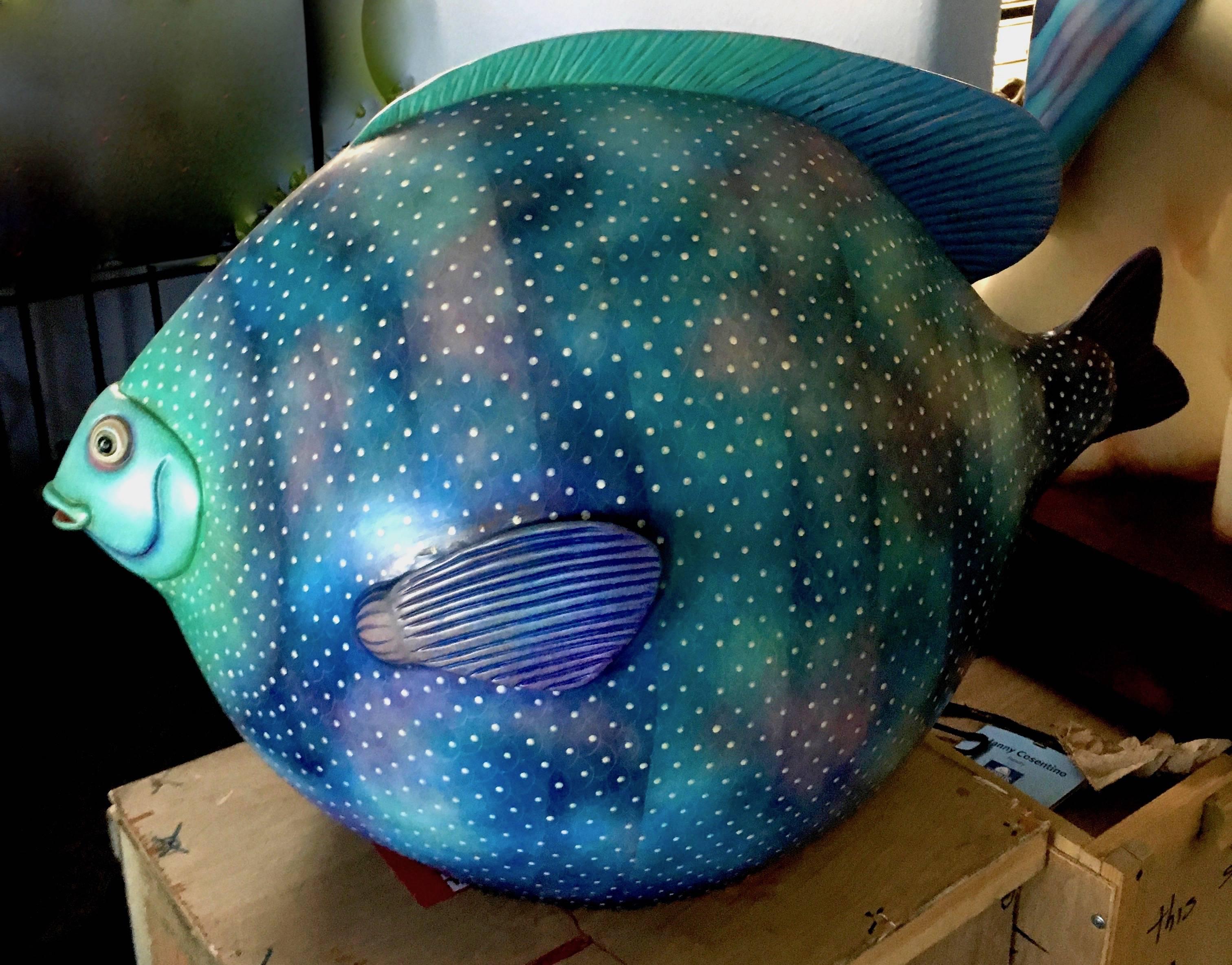 Ein schönes Paar signierter Keramikfische des mexikanischen Künstlers Sergio Bustamante. 

Der bezaubernde blau-grüne Körper dieses Fisches ist lichtdurchflutet und geht in eine ausdrucksstarke Flosse und ein Gesicht über. Eine skurrile Ergänzung
