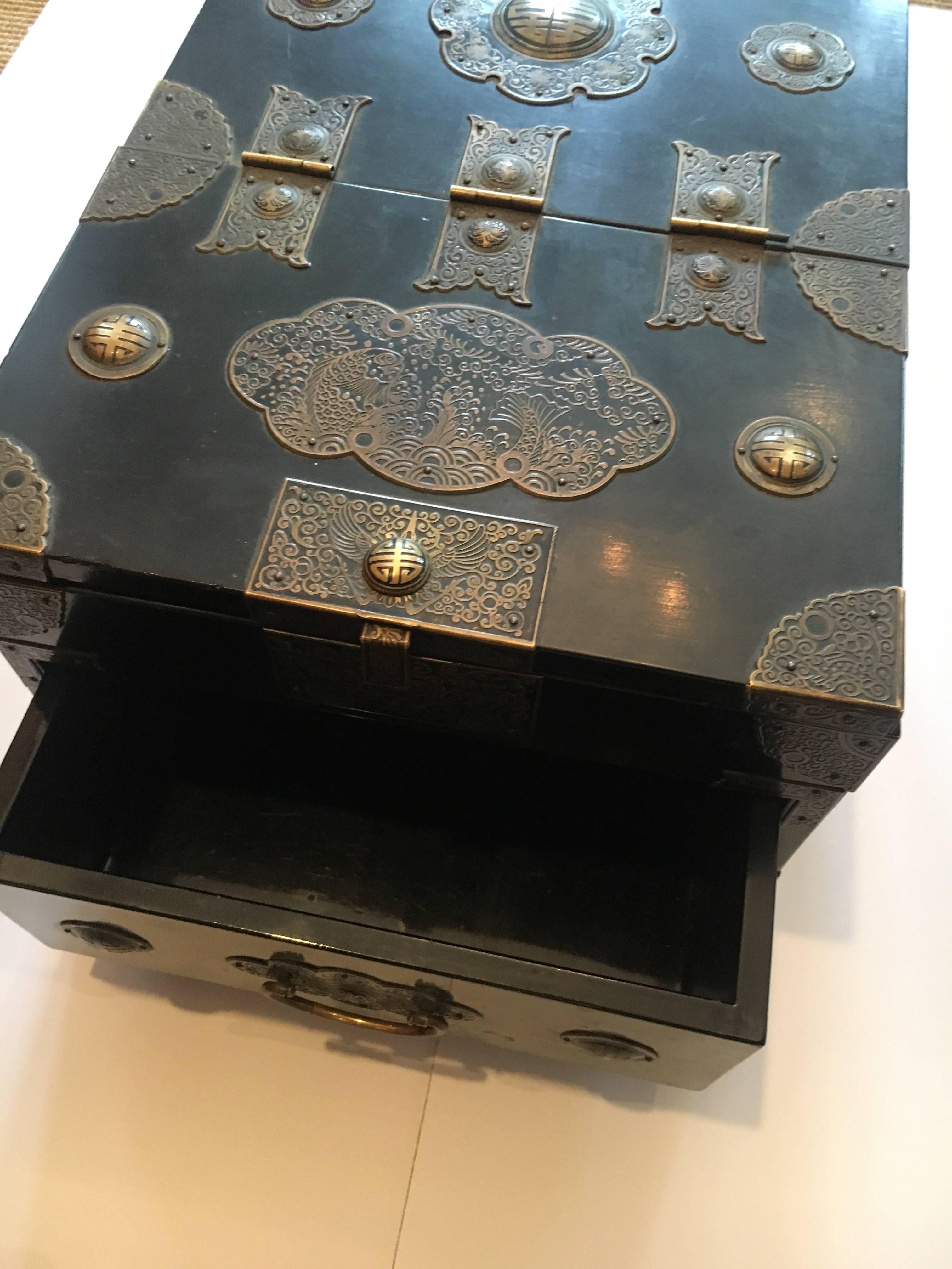 Chinese Cosmetic Chest Makeup Box with Mirror In Good Condition In Los Angeles, CA