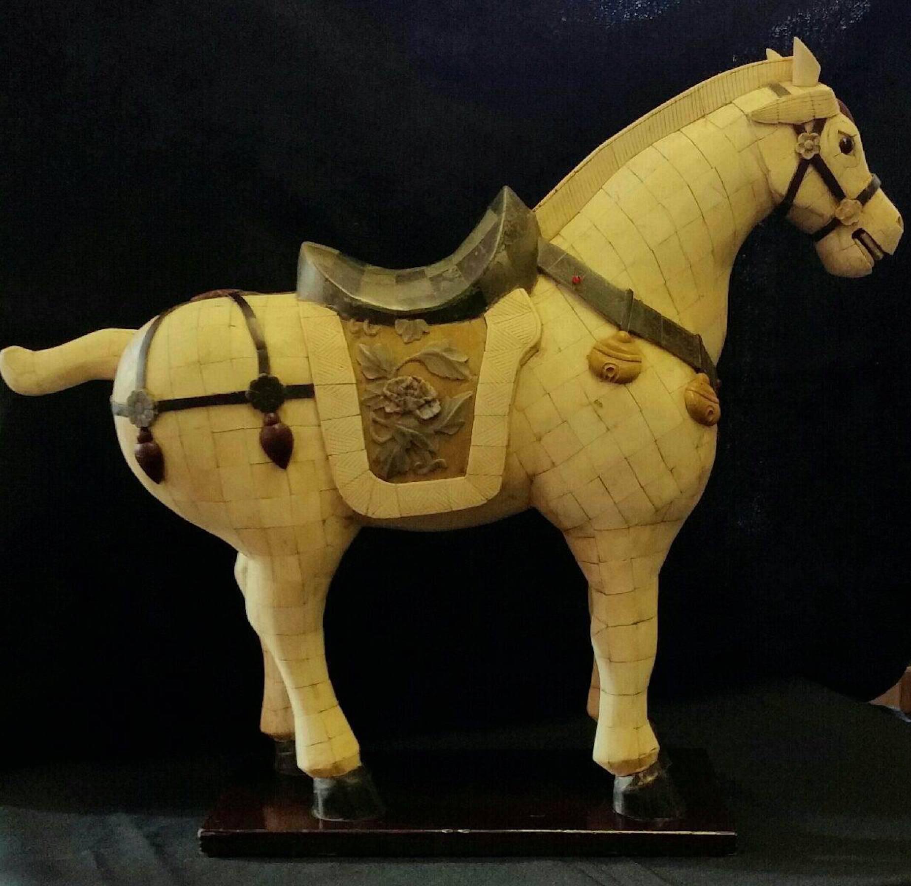 Majestic Chinese Tang horse

Large-scale handcrafted bone veneer Tang horse, jeweled with an array of beautifully carved hard stone and fine jadeite. Mounted on a lacquered wooden base.

Chinese, circa 1960s

Measure: lacquer base 17