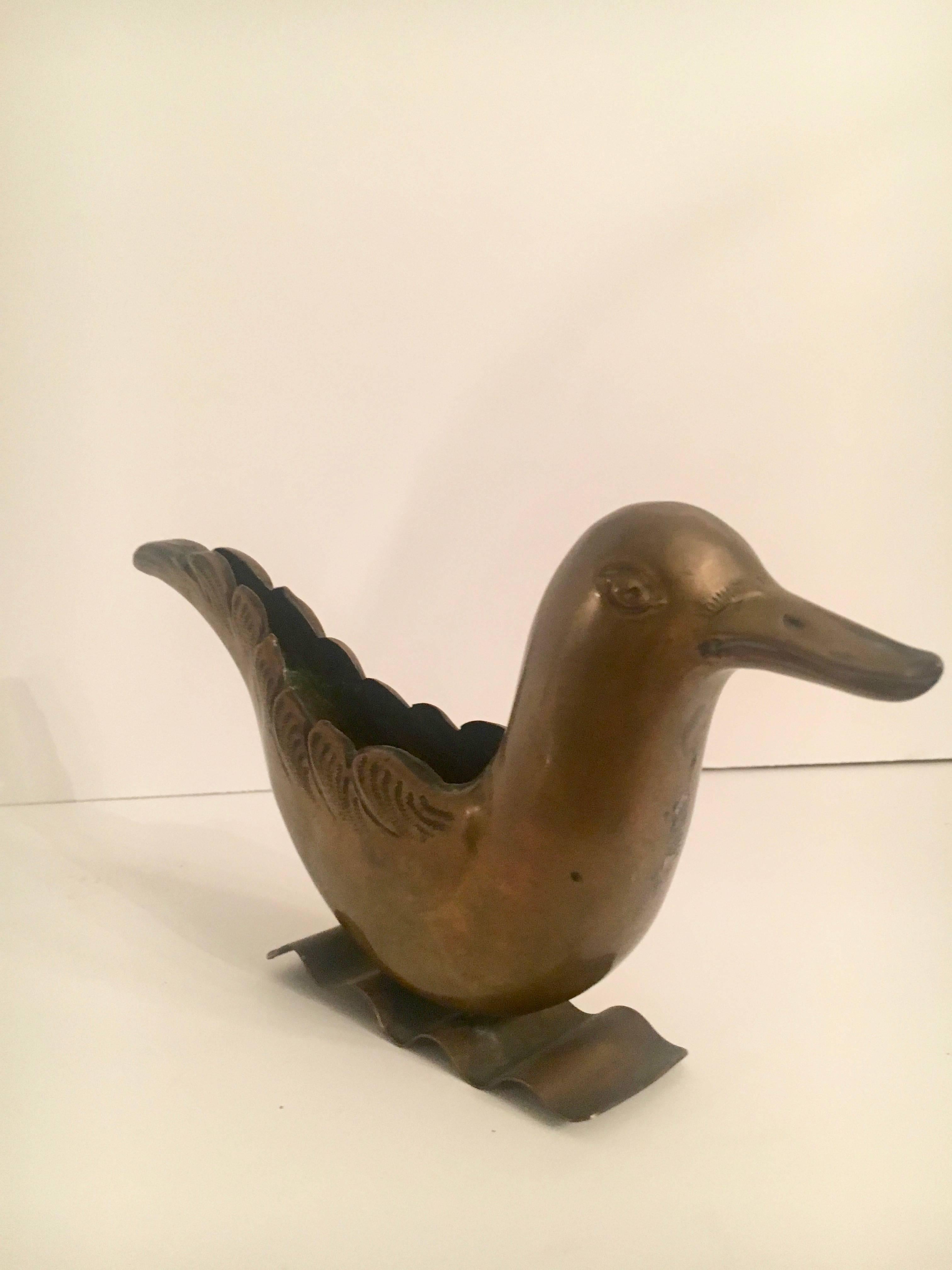 Mid-Century Modern Vase urne oiseau en laiton en vente