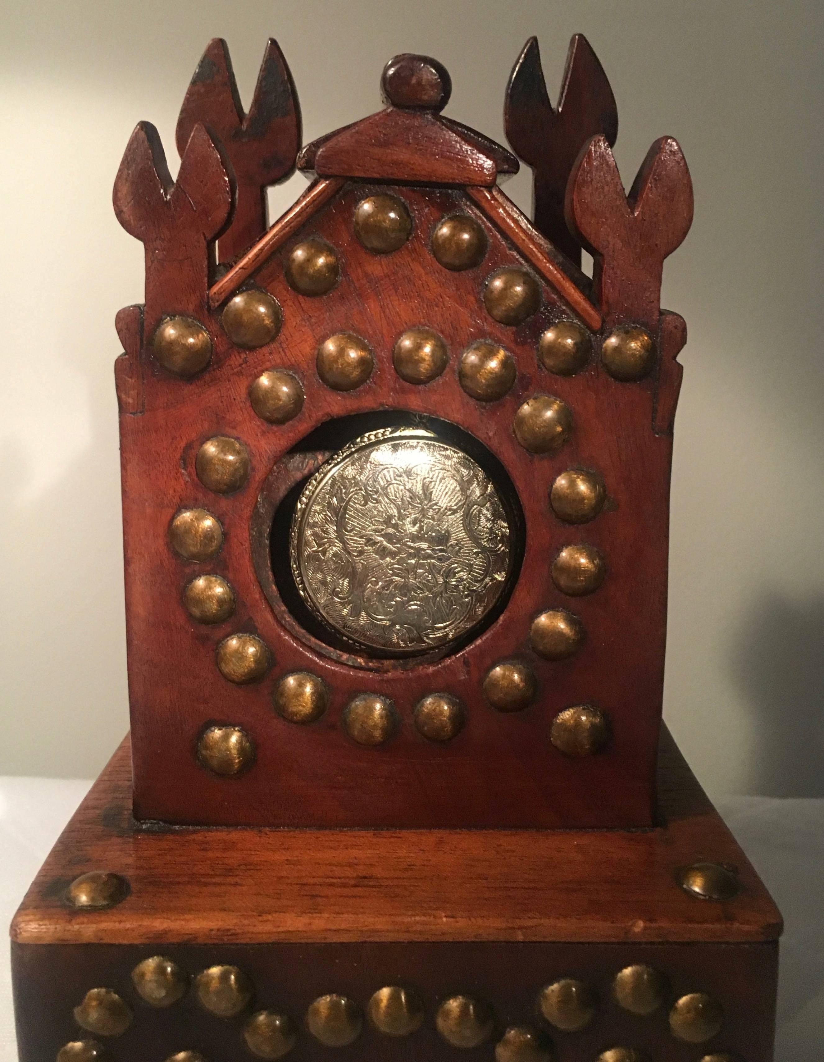 19. Jahrhundert Folk Art Taschenuhrhalter aus Holz und Messing. Einzigartiger und mit Sicherheit einzigartiger Uhrenhalter, der einen verzierten Uhrenturm darstellt, der Ihre Uhr repräsentiert. Das Design und die Verwendung von Messingnagelköpfen