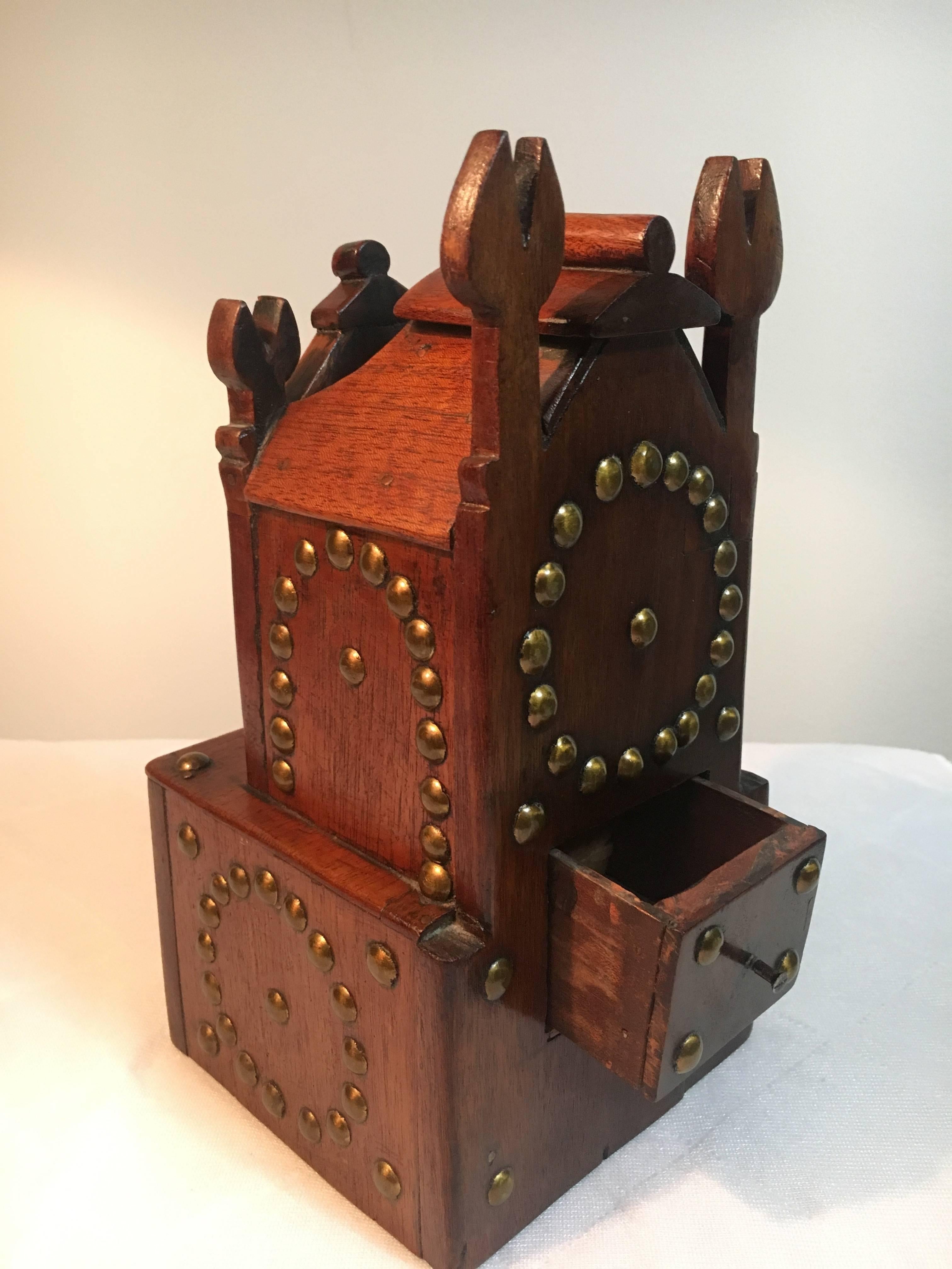 Taschenuhrhalter aus Holz und Messing, Volkskunst des 19. Jahrhunderts im Angebot 4