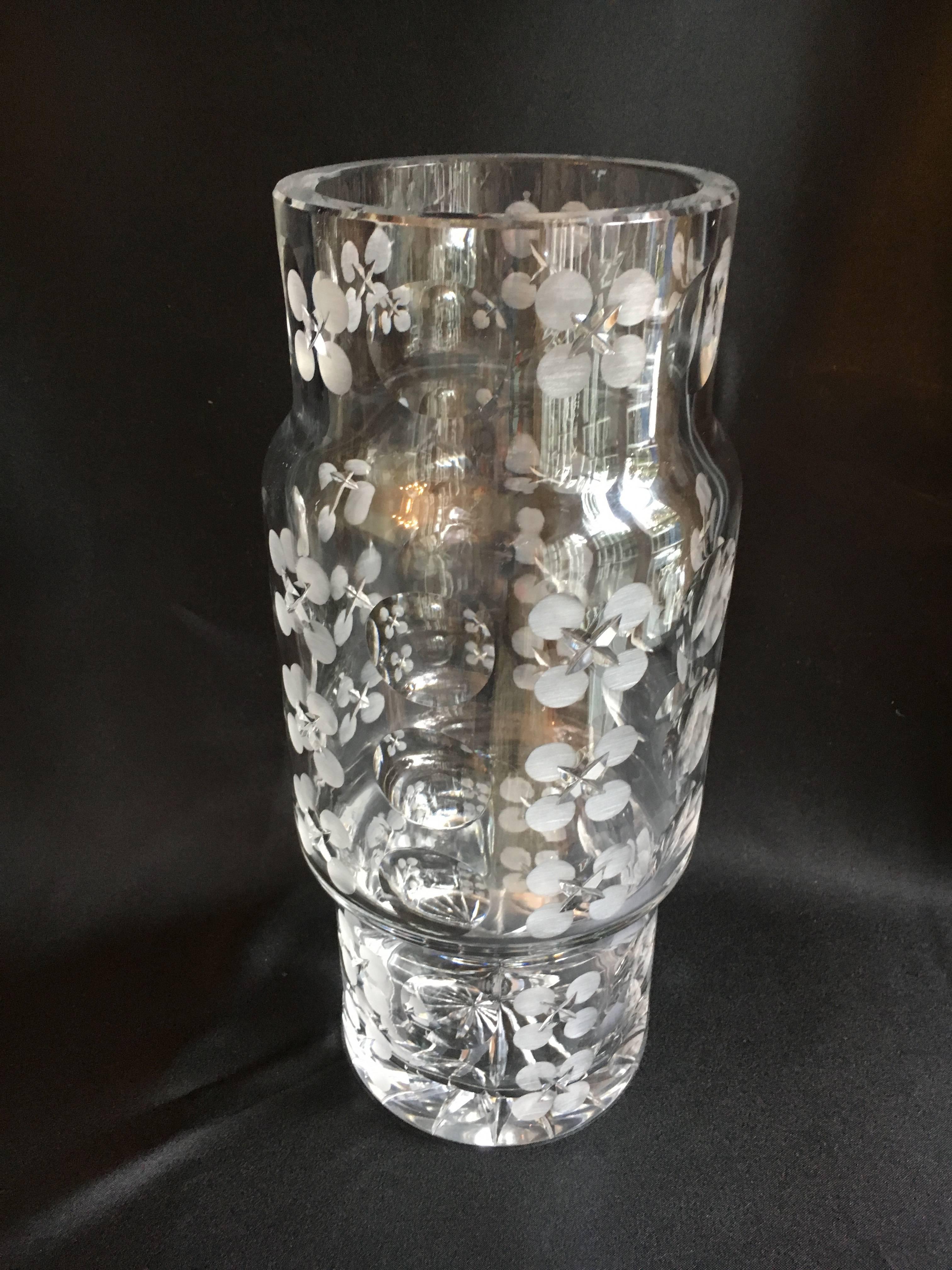 Modern crystal cylinder vase, the vintage beauty is not only stunning but heavy enough to hold the most magnificent branches and flowers, sturdy and large at 13