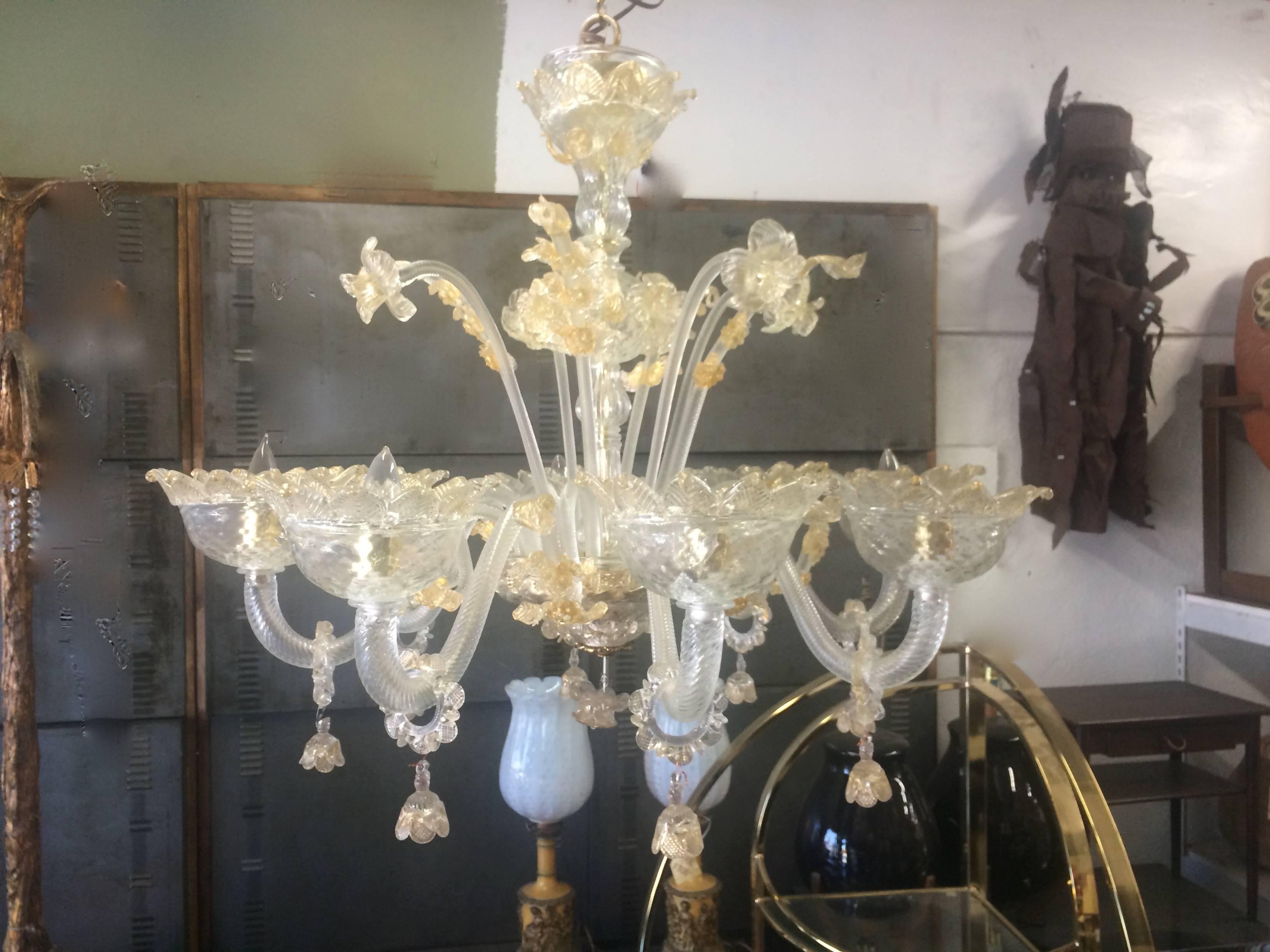 Eight-arm Murano chandelier in gold.