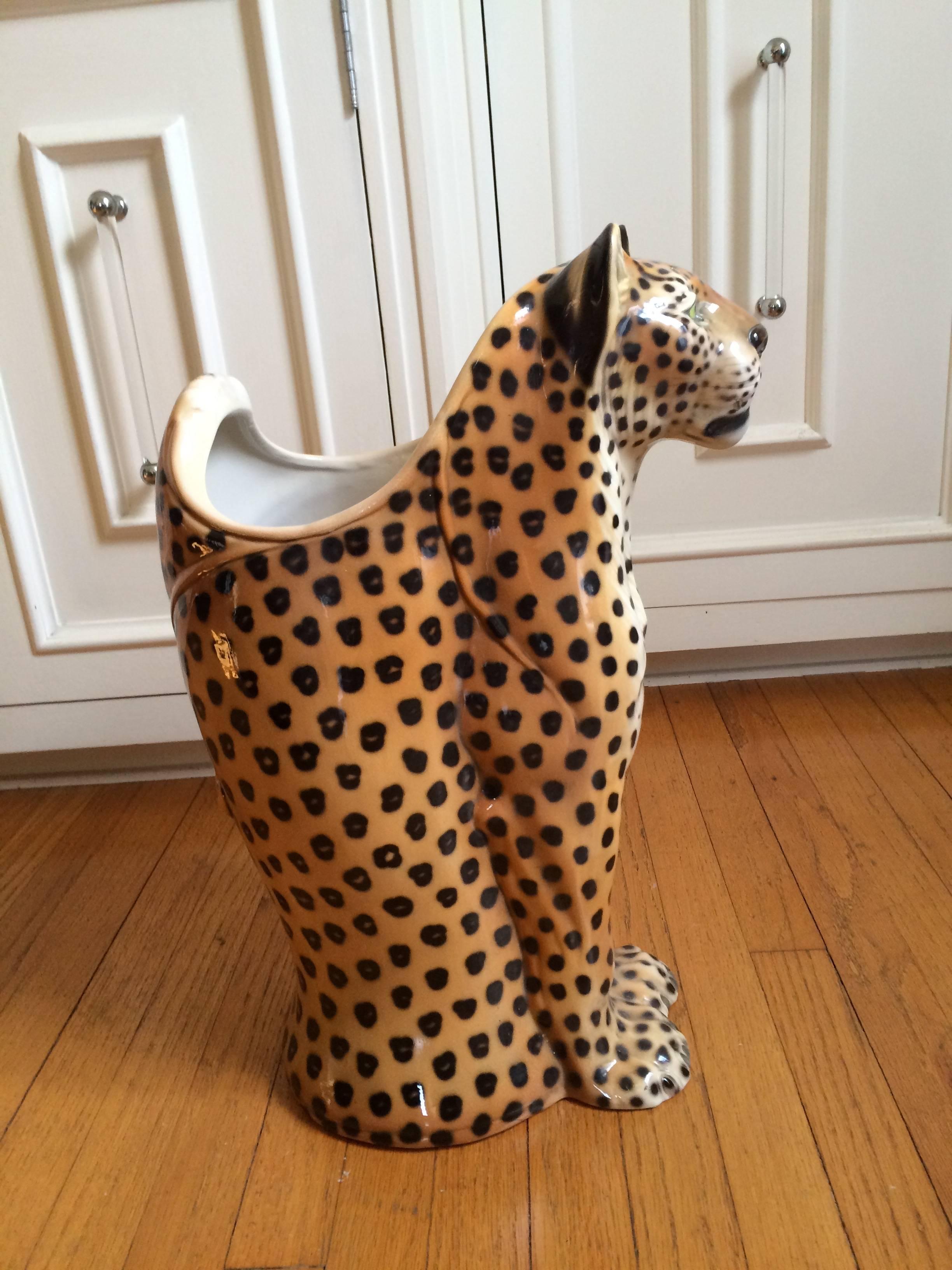 Add a bit of whimsy to any doorway or loggia with this Leopard! A cool cat that minds your Umbrella's and those of your guests!