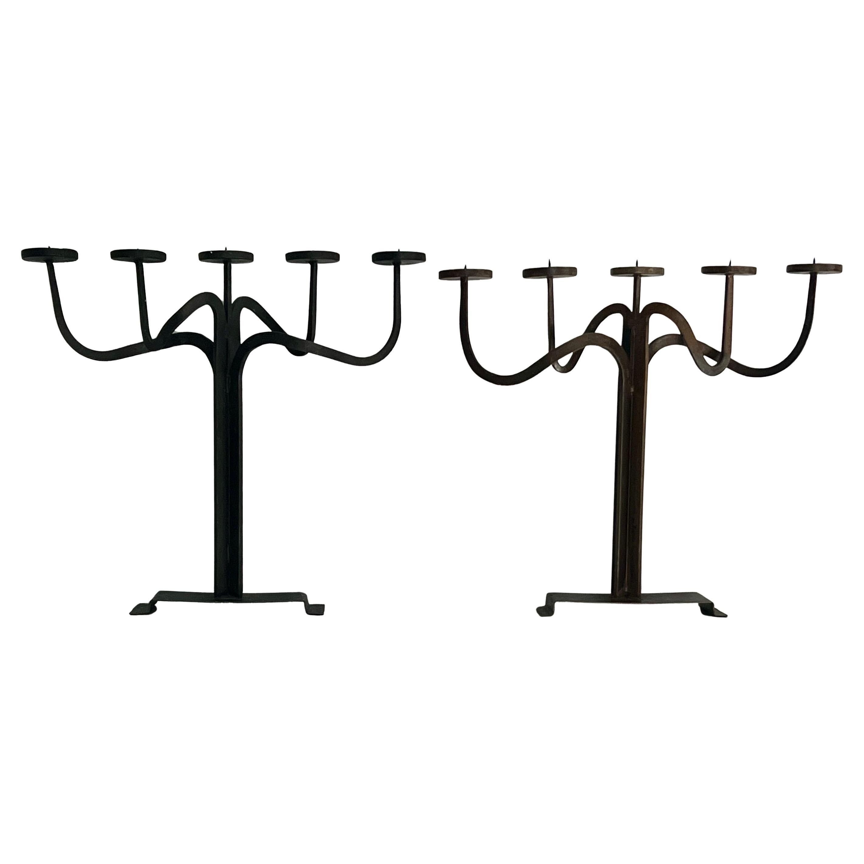 Paire de chandeliers en fer brutalistes fabriqués à la main avec 5 bougeoirs