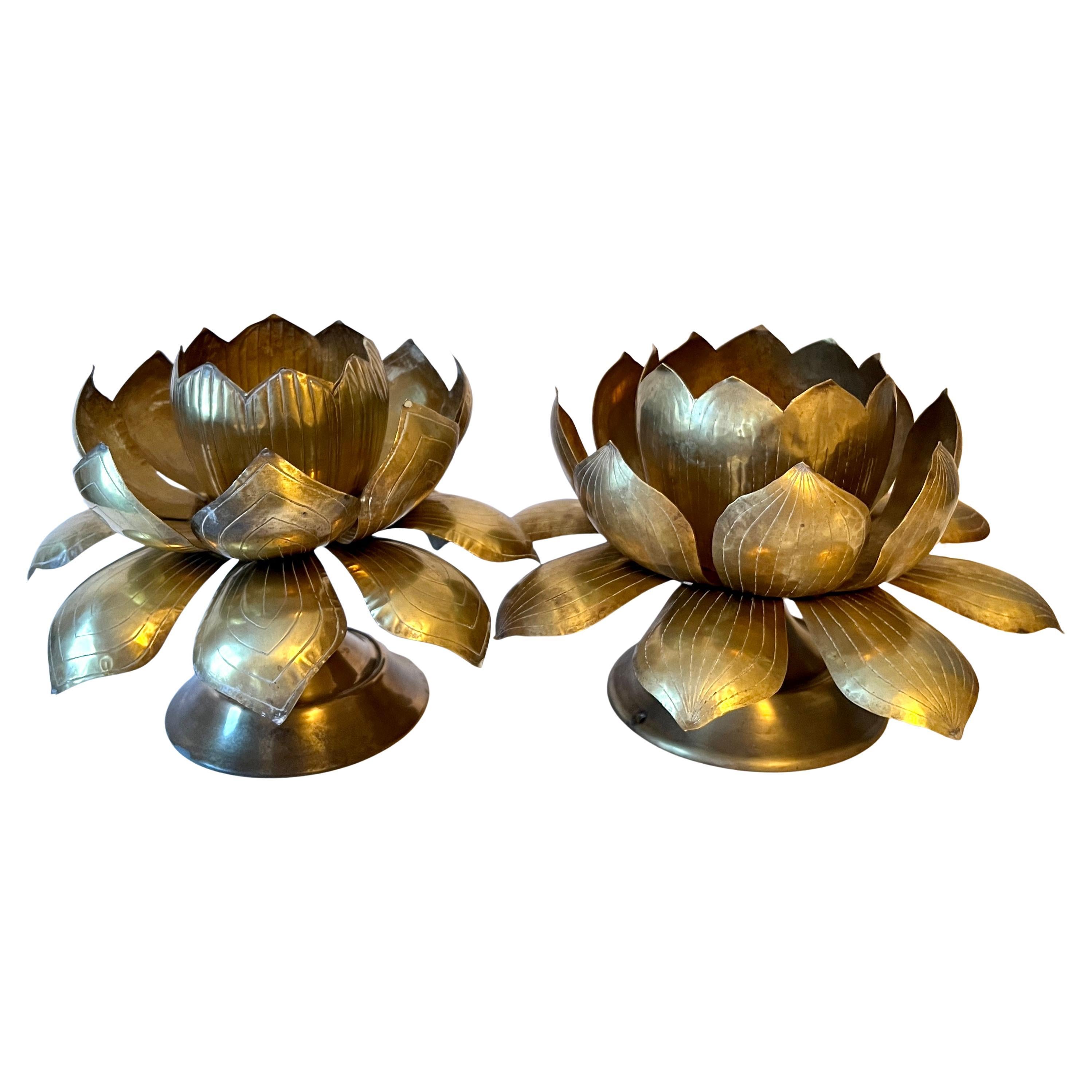 Paire de bougeoirs en laiton massif Champman Blooming Lotus sur pied en vente
