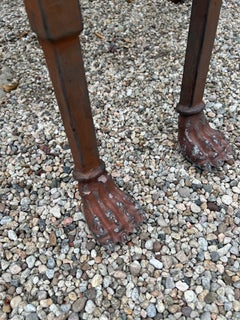 Ein Paar handgefertigte Schmiedeeisenstühle mit starker Patina