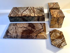 Fünfteiliges Schreibtischset aus „Rainforest Brown“-Marmor