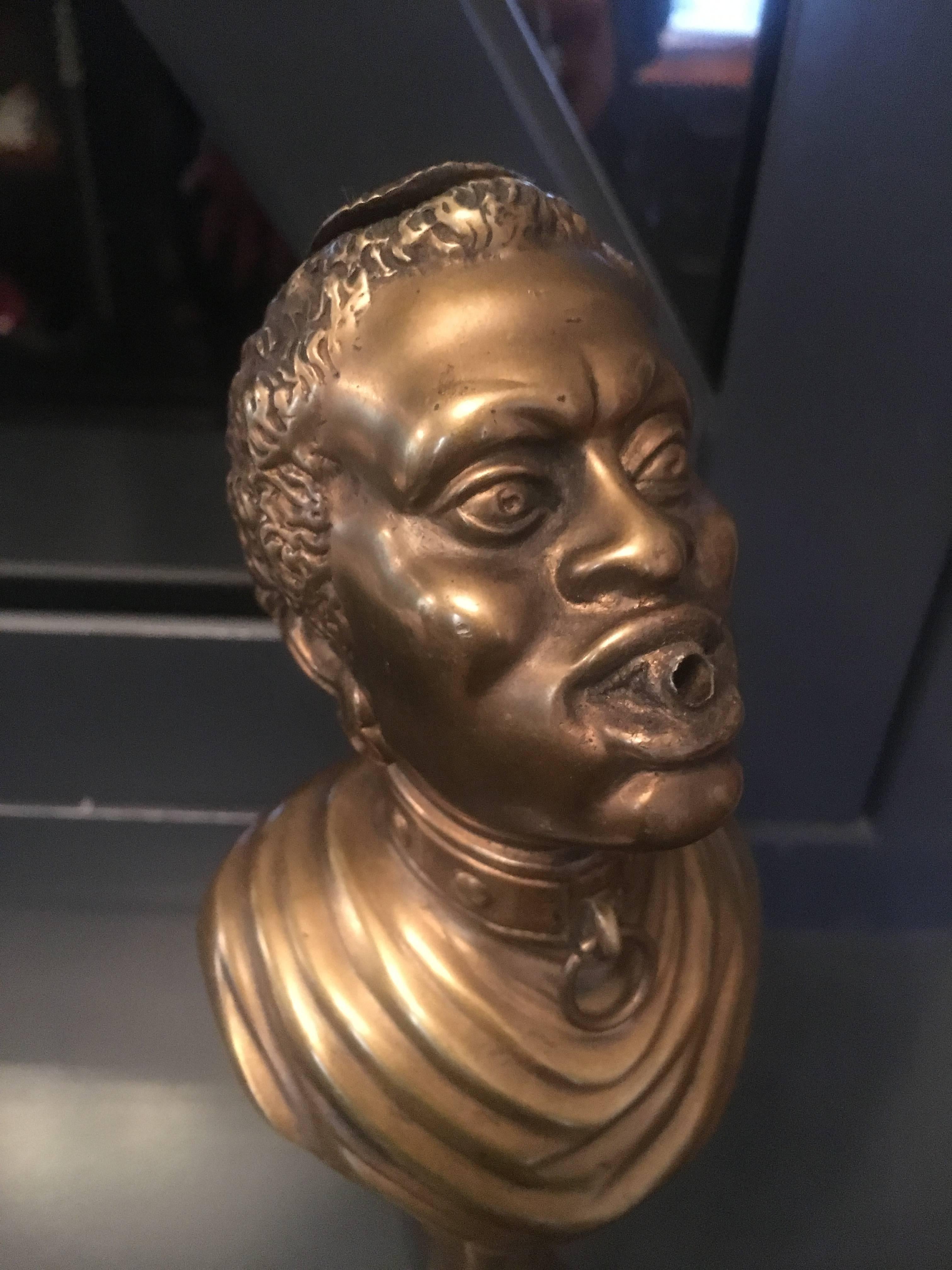Français Rare allume-cigares français en bronze représentant une tête sur une griffe de coq en vente