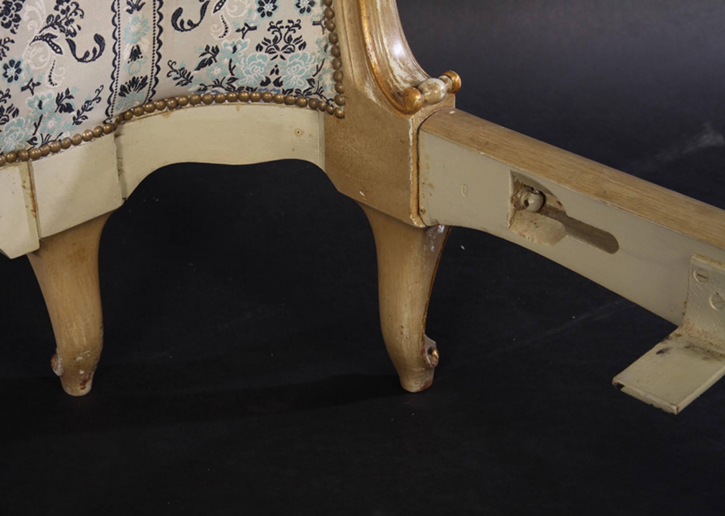Geschnitztes und gepolstertes Bett im Louis XV-Stil von 1940 (Louis XV.) im Angebot