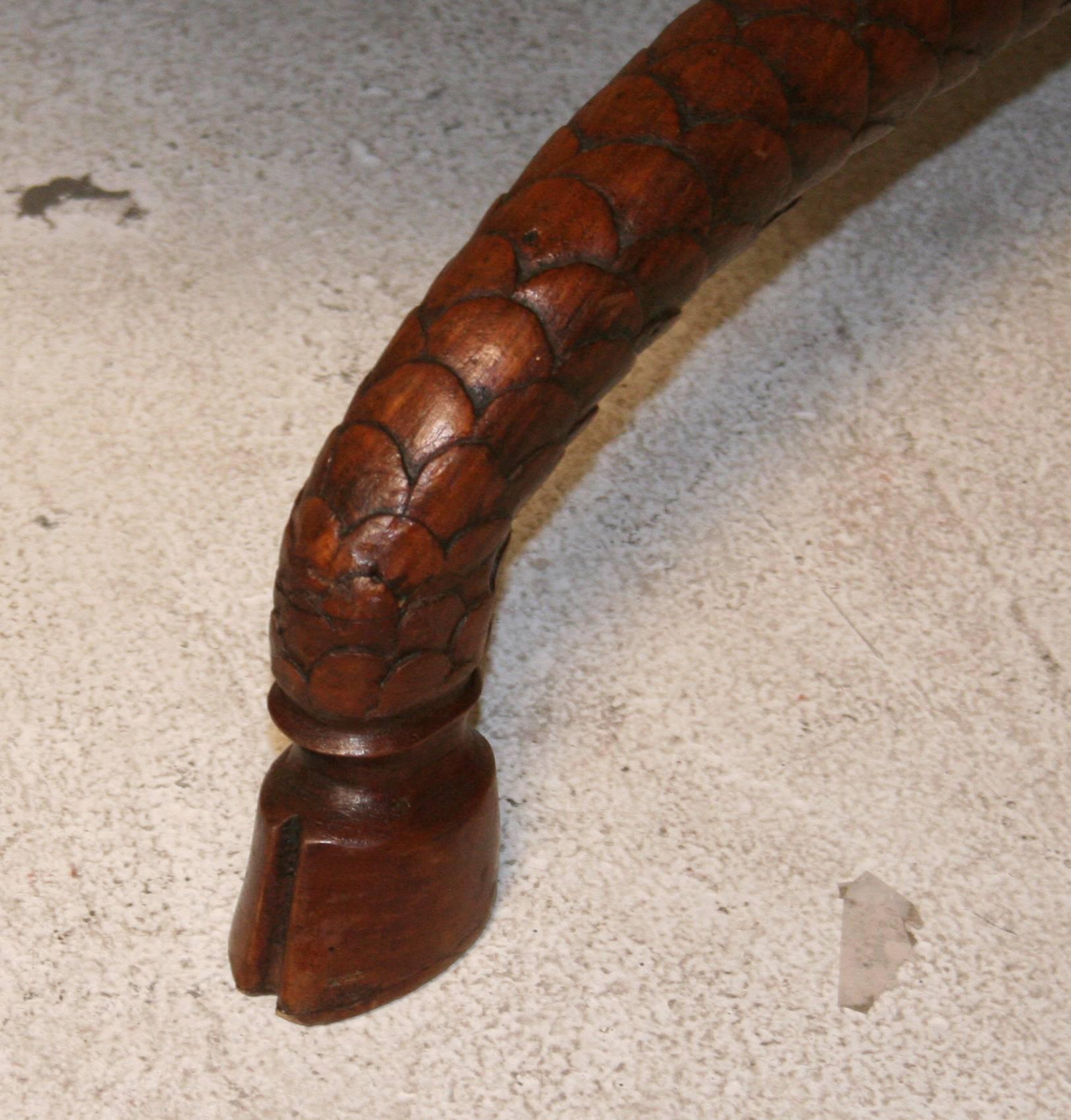 Daybed/Bank aus geschnitztem Nussbaumholz mit Schlangenschnitzerei, 19. Jahrhundert im Angebot 2