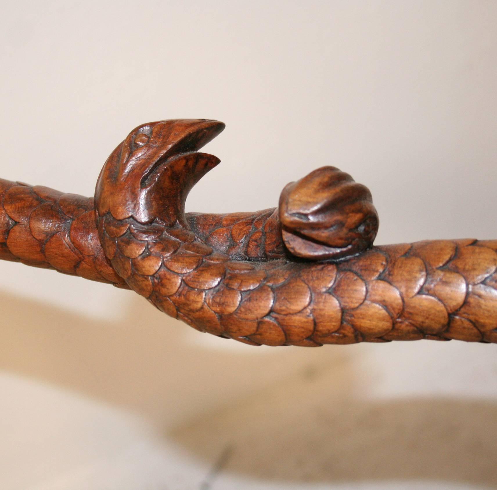 XIXe siècle Fantastique banquette de jour/sol en noyer sculpté en forme de serpent du 19ème siècle en vente