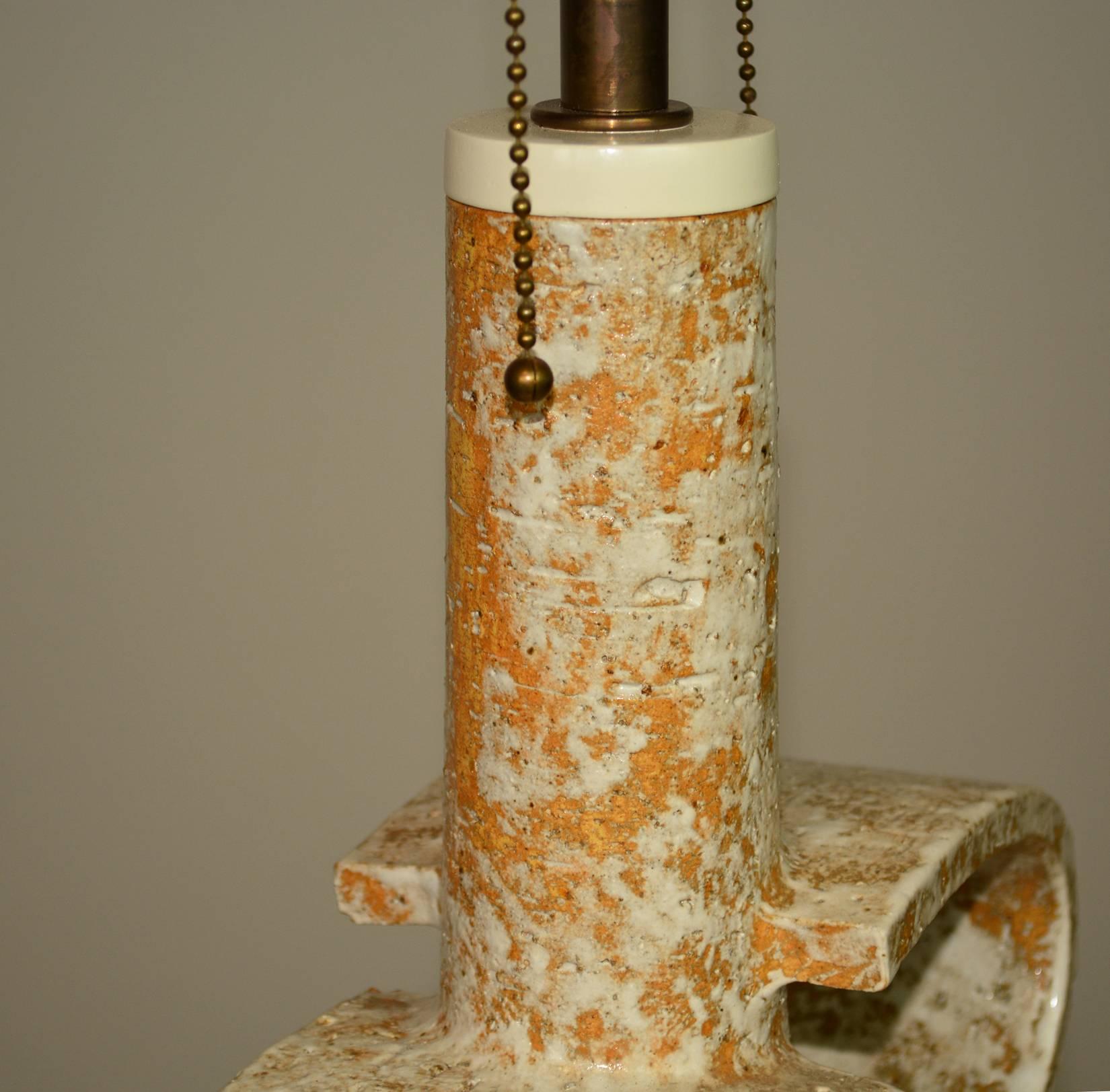 Skulpturale glasierte Terrakotta-Lampe aus der Mitte des Jahrhunderts (Moderne der Mitte des Jahrhunderts) im Angebot