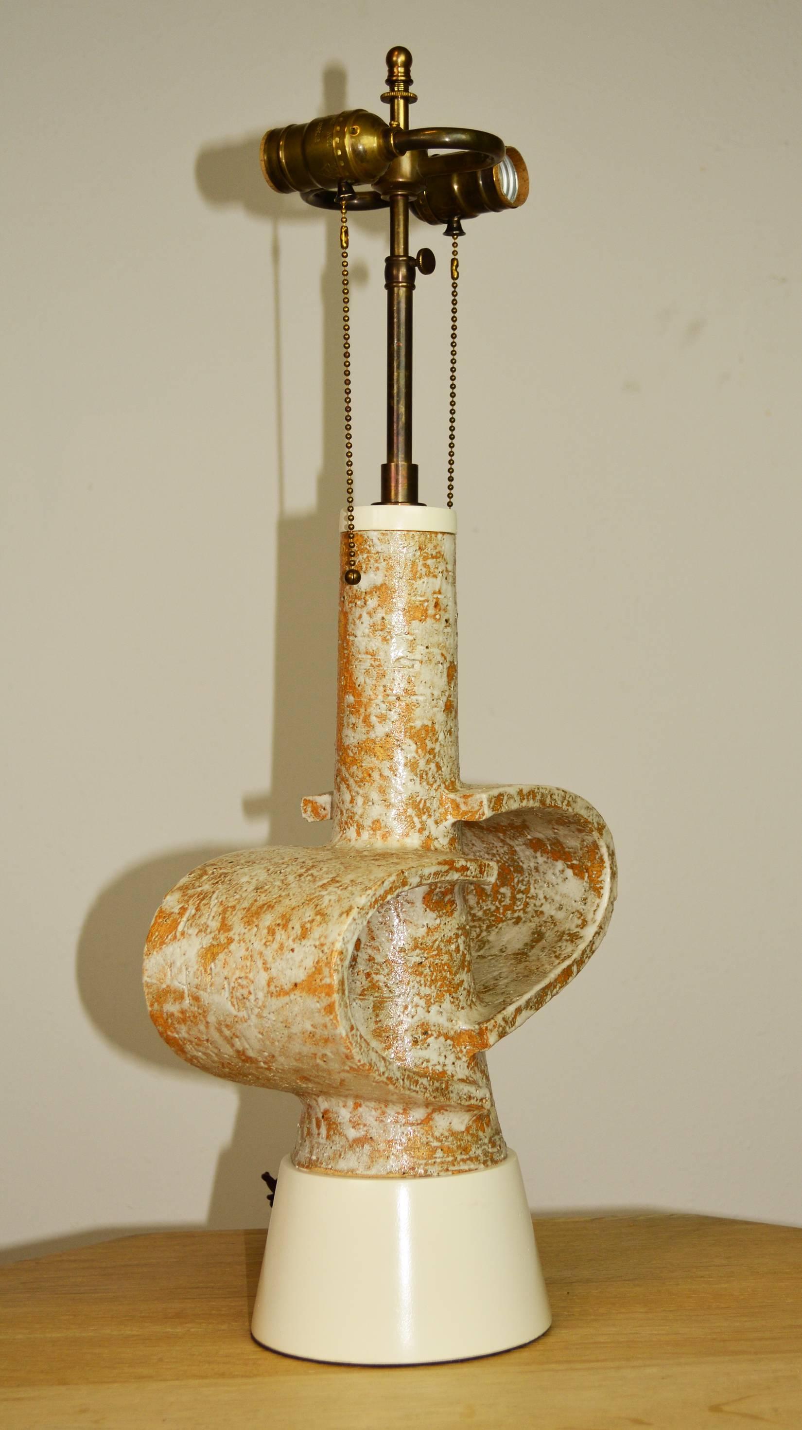 Skulpturale glasierte Terrakotta-Lampe aus der Mitte des Jahrhunderts im Zustand „Gut“ im Angebot in Palm Springs, CA