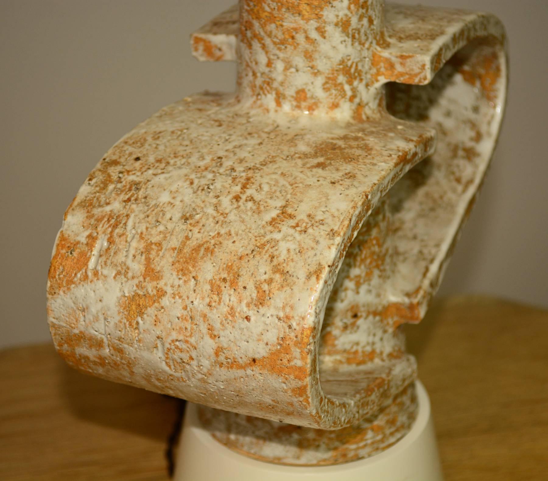 Skulpturale glasierte Terrakotta-Lampe aus der Mitte des Jahrhunderts (amerikanisch) im Angebot