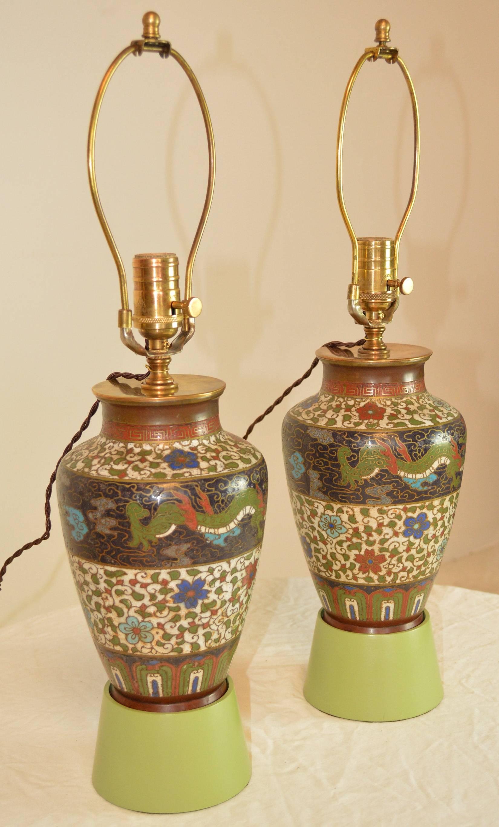 Hollywood Regency Rare paire de vases cloisonnés montés en lampes en vente